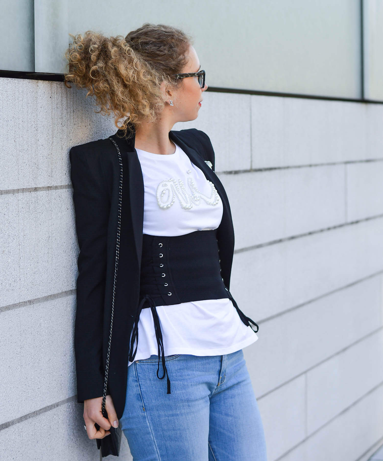 Marionette-fashionblog-nrw-Outfit-Corset-Belt-Pearls-HighHeels-Chanel-streetstyle