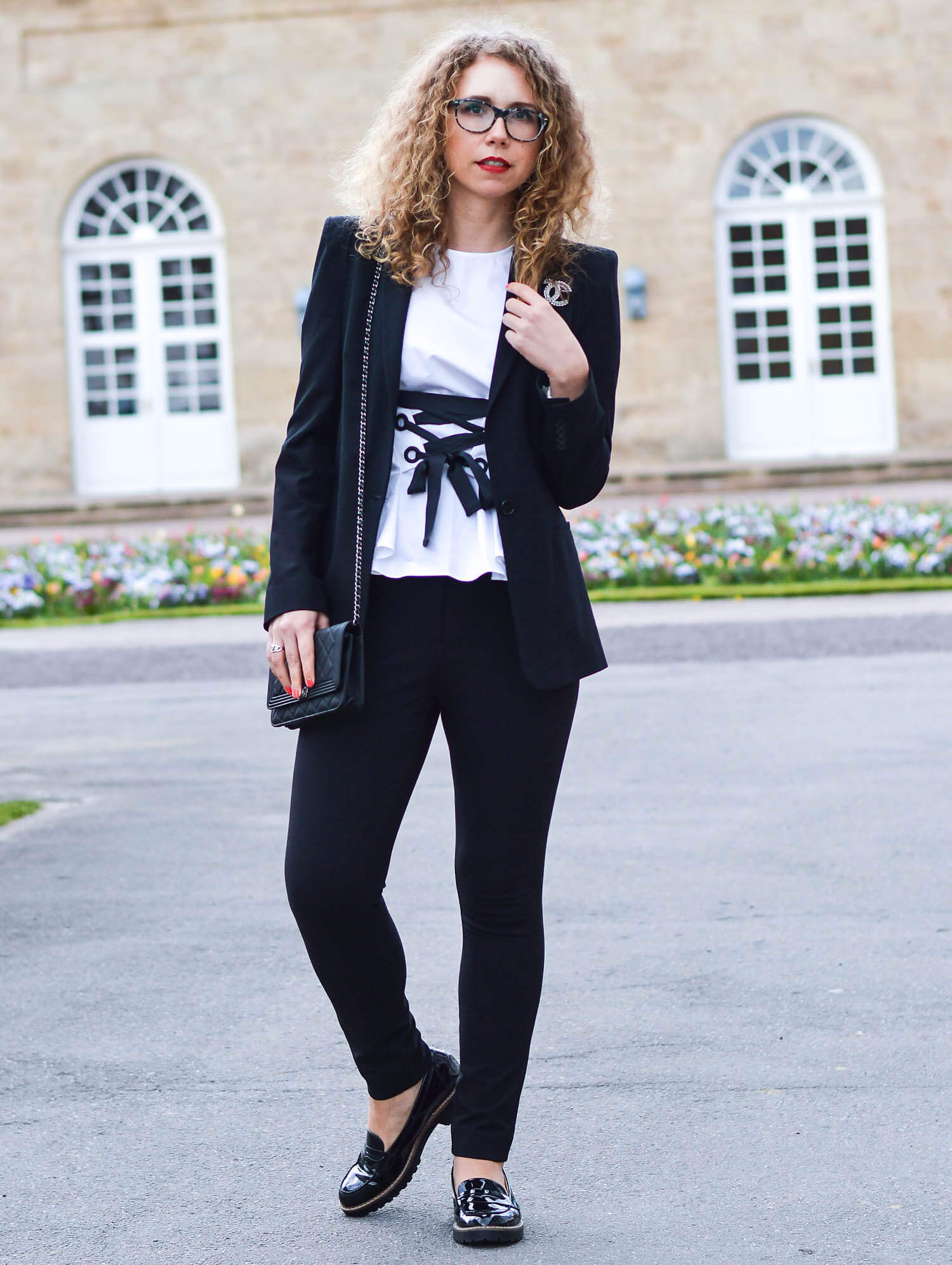kationette-fashionlog-nrw-Outfit-Black-White-Zara-Lacing-Top-Blazer-Slim-Pants-Chanel-Bag
