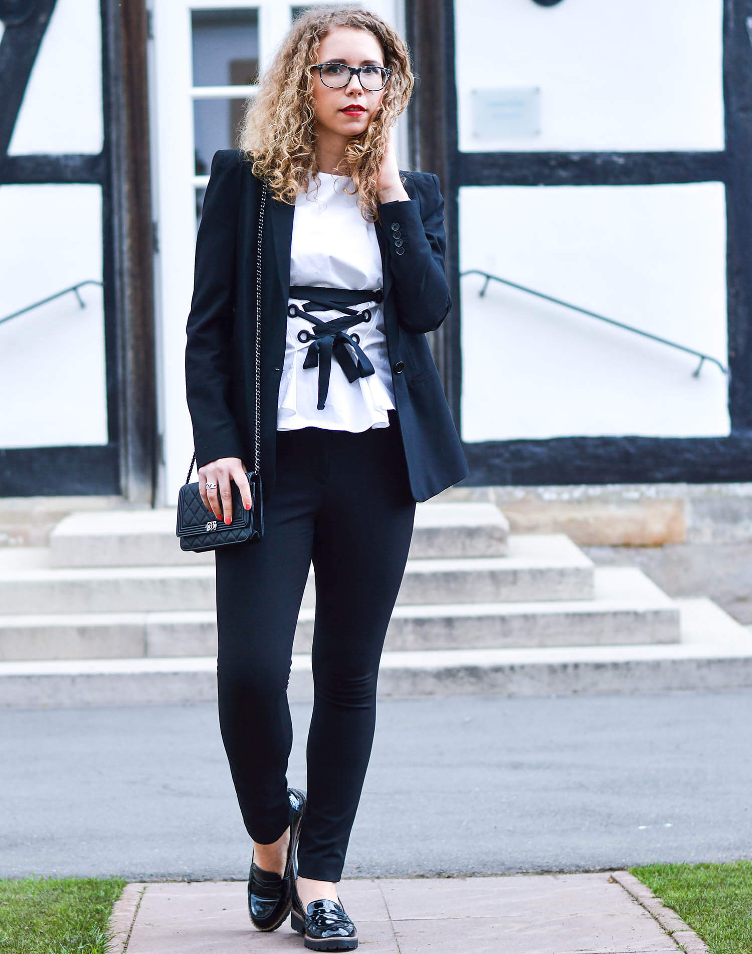 kationette-fashionlog-nrw-Outfit-Black-White-Zara-Lacing-Top-Blazer-Slim-Pants-Chanel-Bag