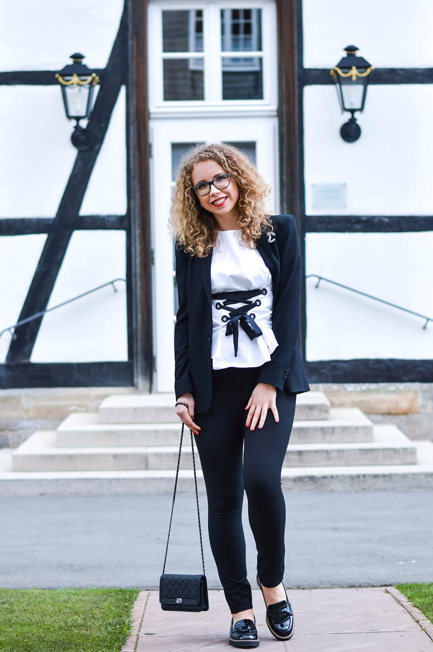 kationette-fashionlog-nrw-Outfit-Black-White-Zara-Lacing-Top-Blazer-Slim-Pants-Chanel-Bag