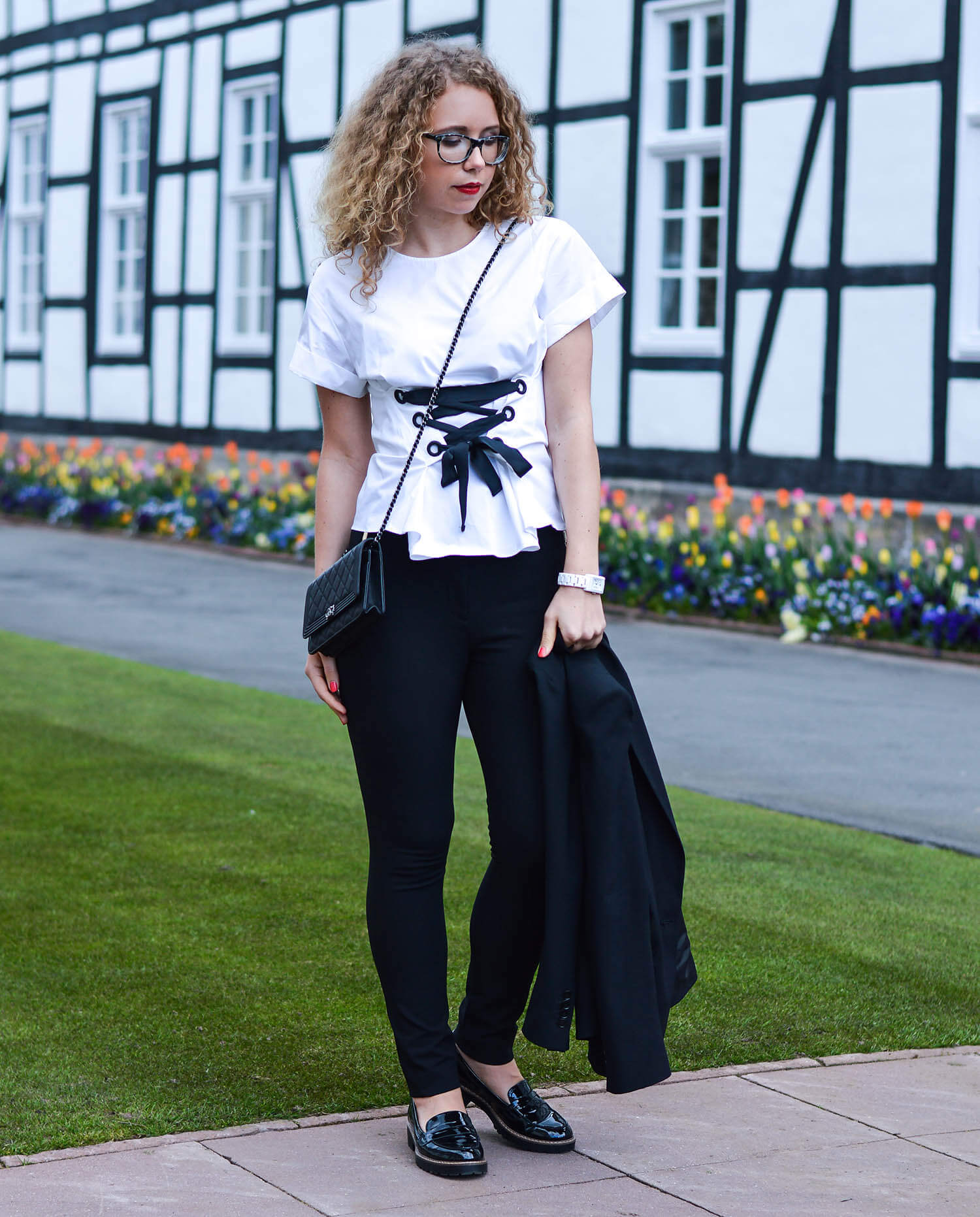 kationette-fashionlog-nrw-Outfit-Black-White-Zara-Lacing-Top-Blazer-Slim-Pants-Chanel-Bag