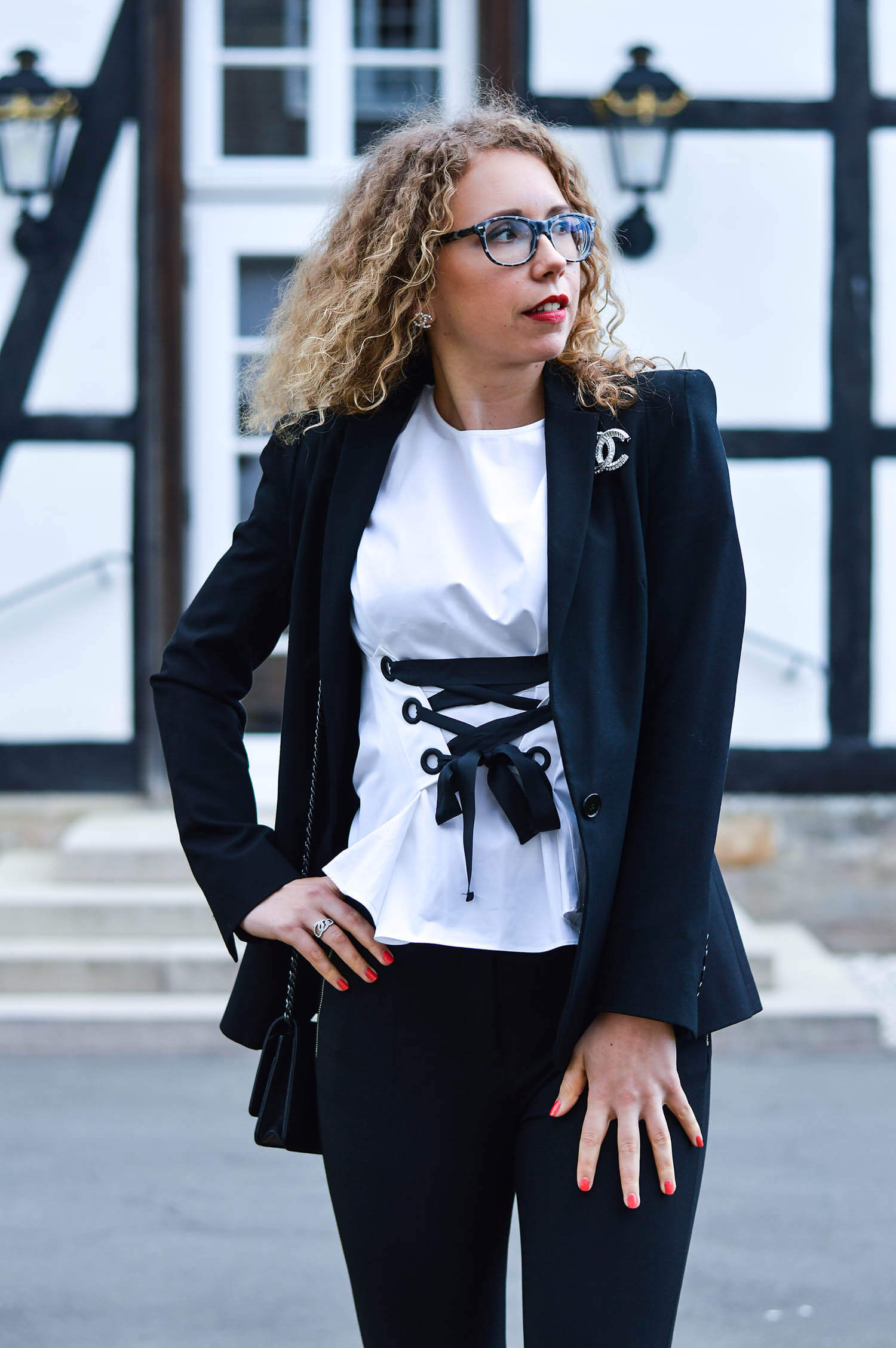 kationette-fashionlog-nrw-Outfit-Black-White-Zara-Lacing-Top-Blazer-Slim-Pants-Chanel-Bag