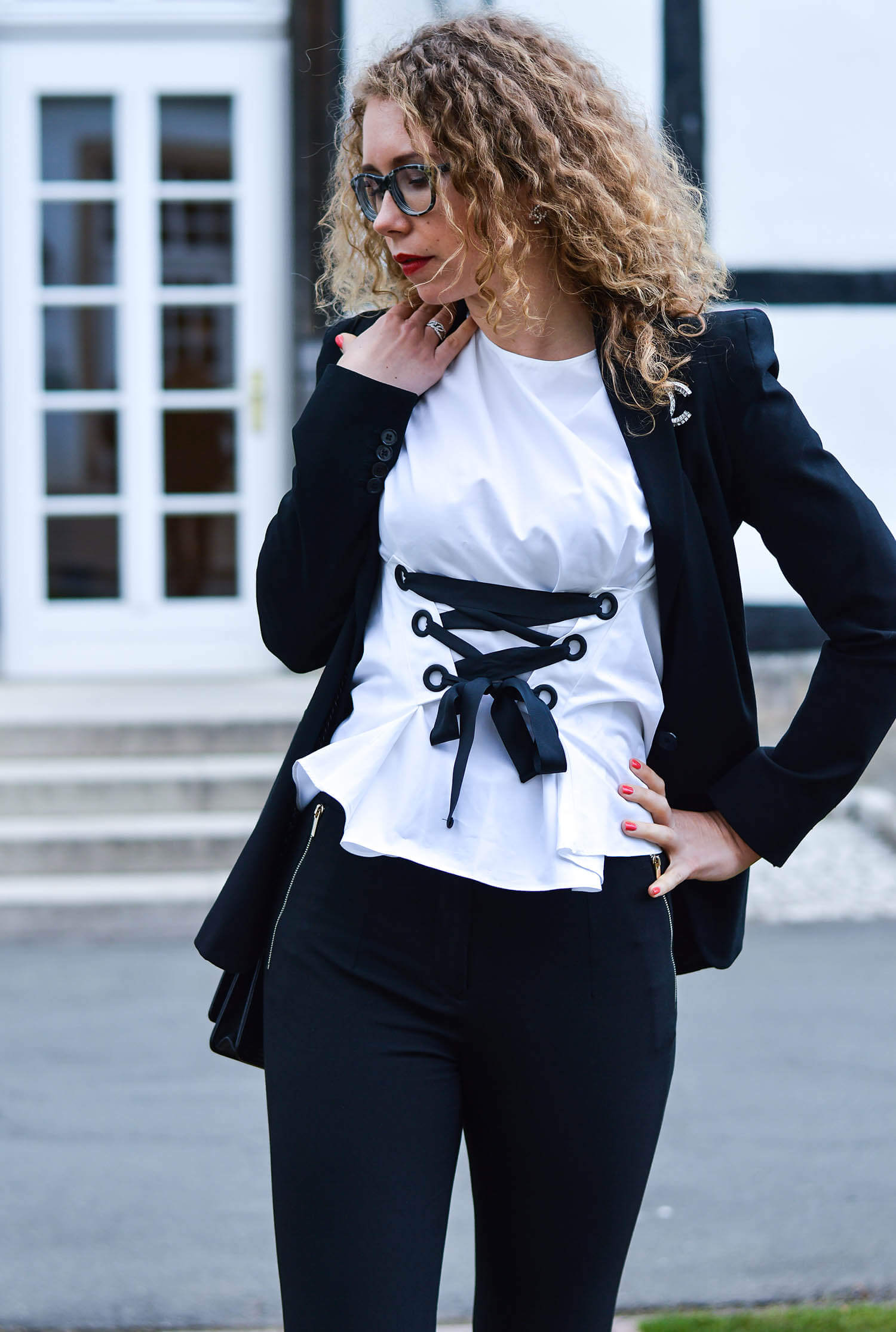 kationette-fashionlog-nrw-Outfit-Black-White-Zara-Lacing-Top-Blazer-Slim-Pants-Chanel-Bag