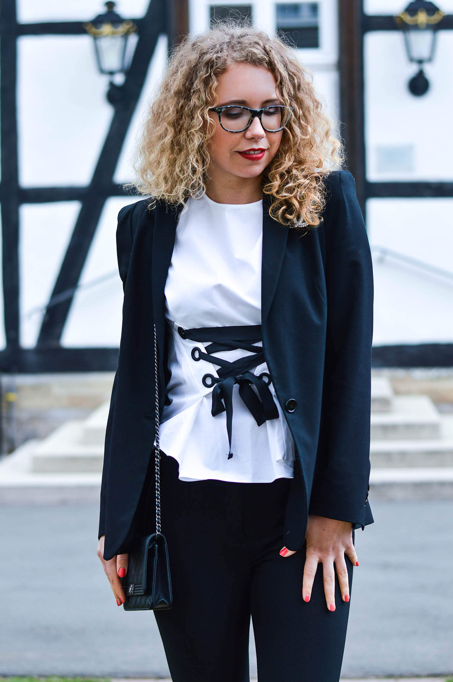 kationette-fashionlog-nrw-Outfit-Black-White-Zara-Lacing-Top-Blazer-Slim-Pants-Chanel-Bag