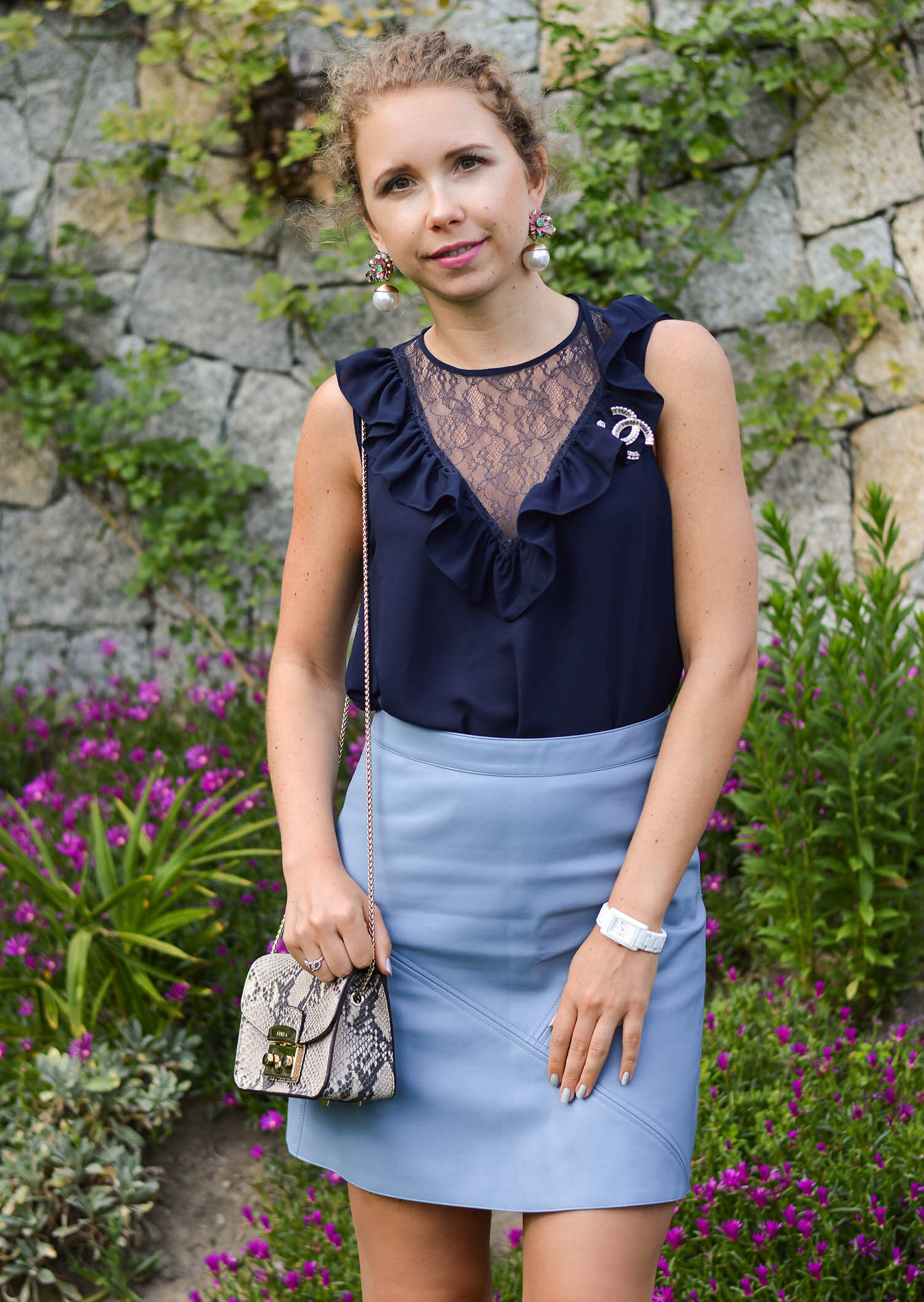 Kationette-fashionblog-nrw-Outfit-Blue-Lace-Top-Leather-Skirt-Furla-Bag-South-Tyrol