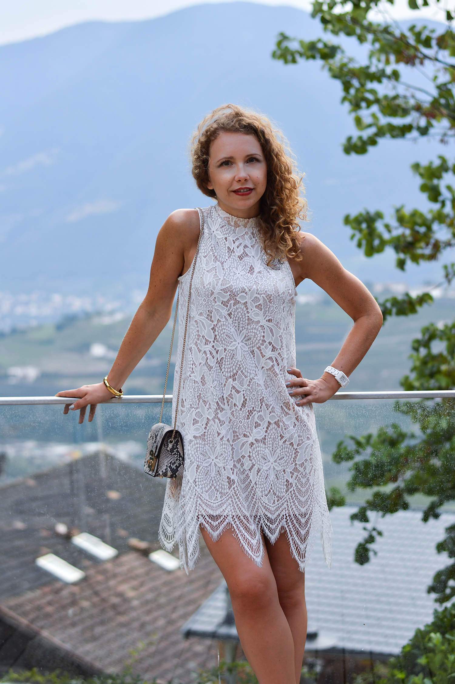 Kationette-fashionblog-Outfit-Lace-Dress-T-Strap-Sandals-Furla-View-South-Tyrol-hotel-hohenwart