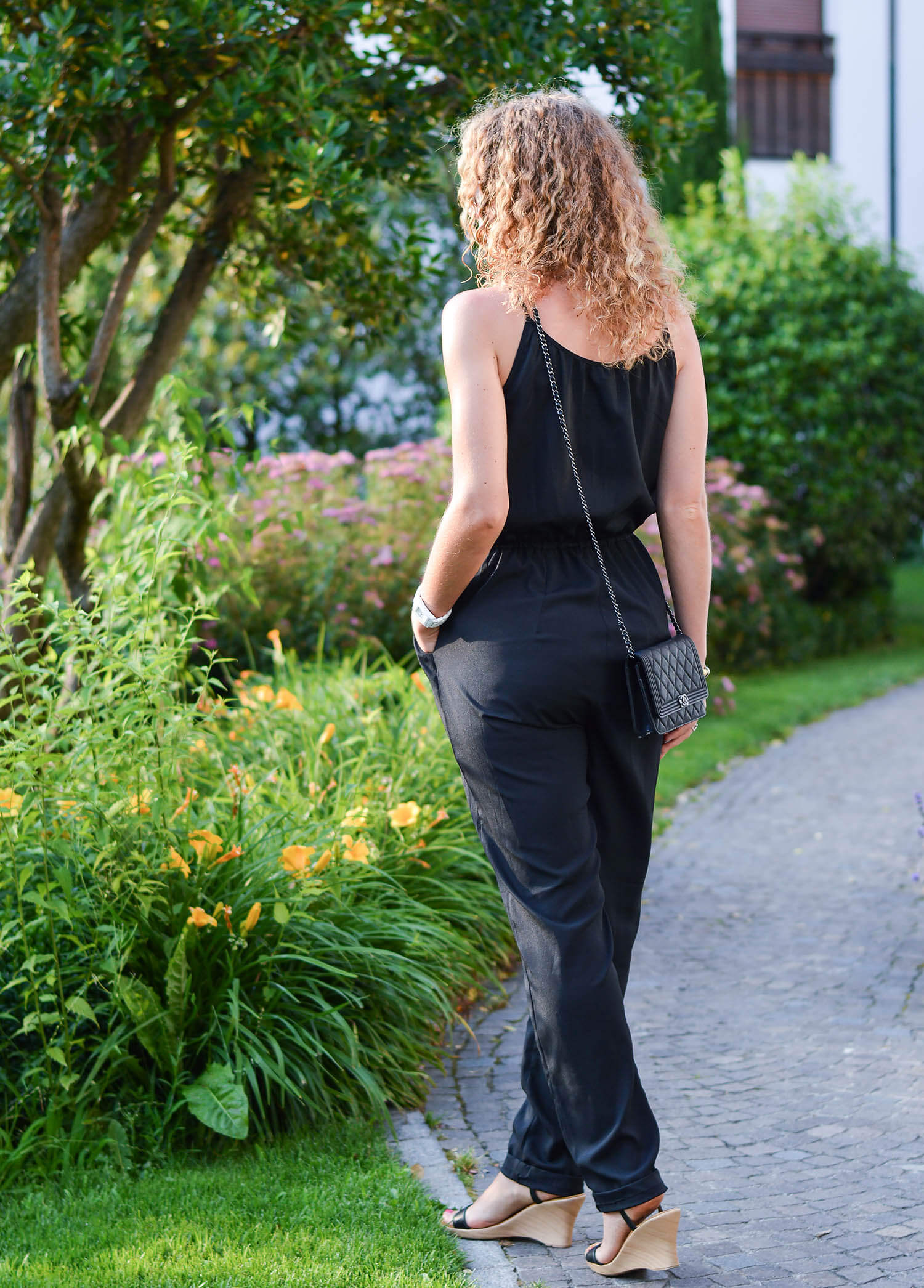 Kationette-fashionblog-nrw-Outfit-Allblack-Jumpsuit-Chanel-South-Tyrol