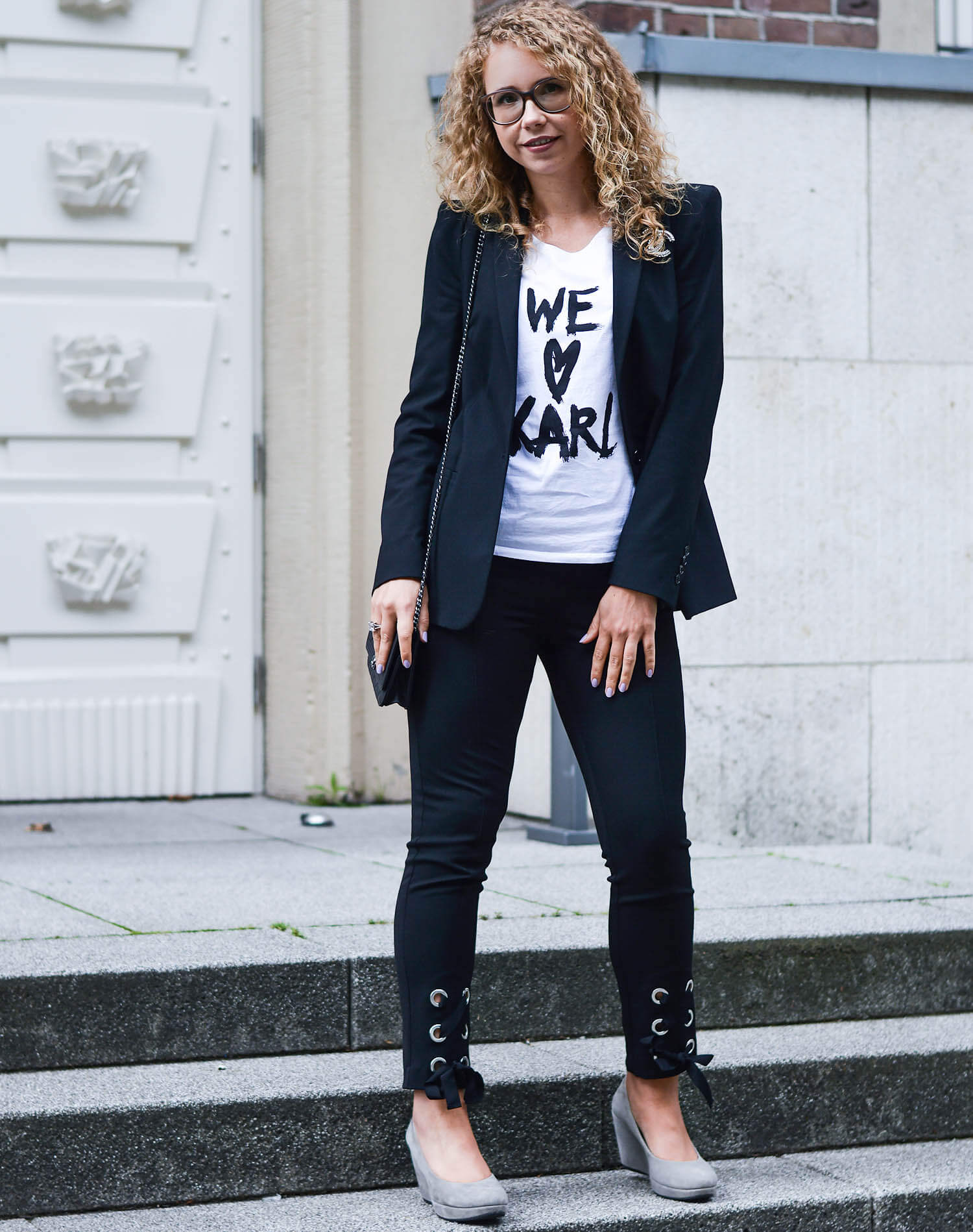 Kationette-fashionblog-nrw-Outfit-Black-and-White-Bow-Pants-Blazer-Lagerfeld-Shirt-streetstyle