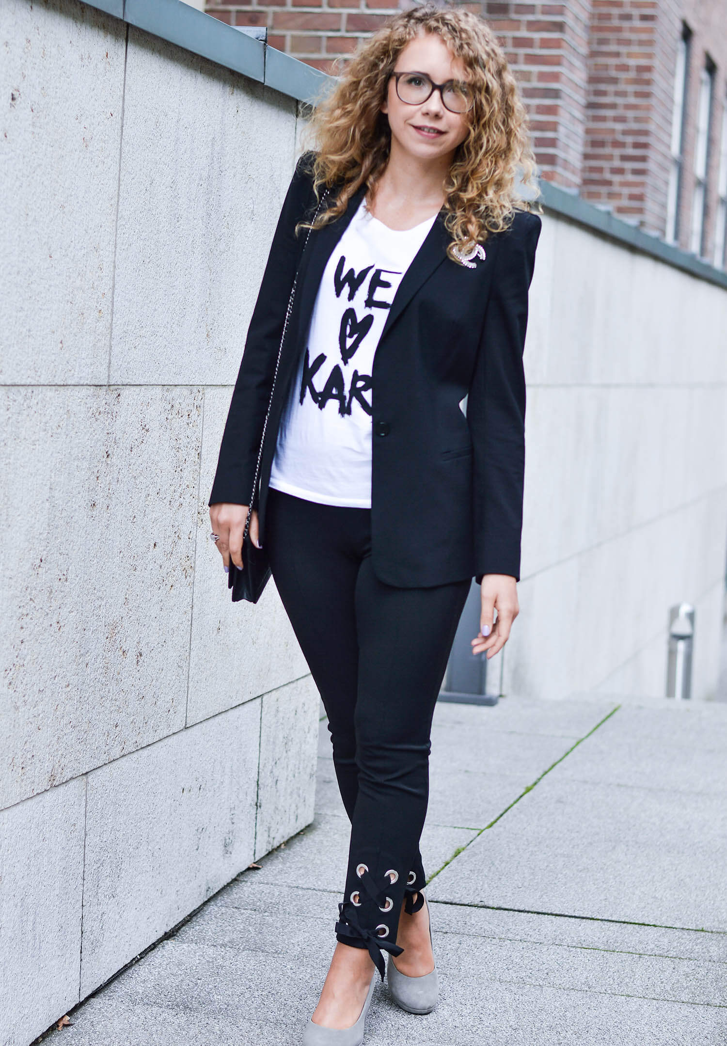 Kationette-fashionblog-nrw-Outfit-Black-and-White-Bow-Pants-Blazer-Lagerfeld-Shirt-streetstyle