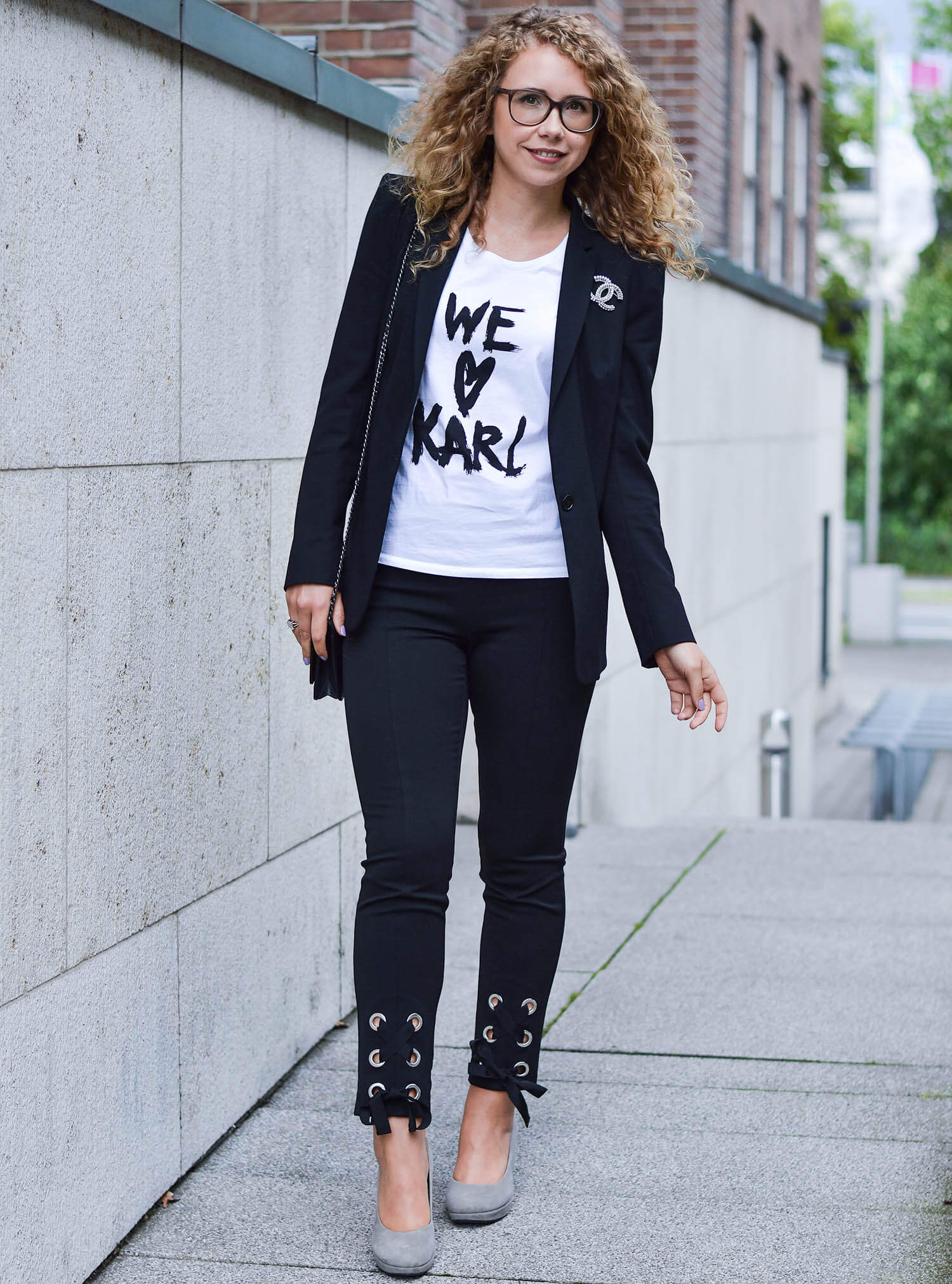 Kationette-fashionblog-nrw-Outfit-Black-and-White-Bow-Pants-Blazer-Lagerfeld-Shirt-streetstyle