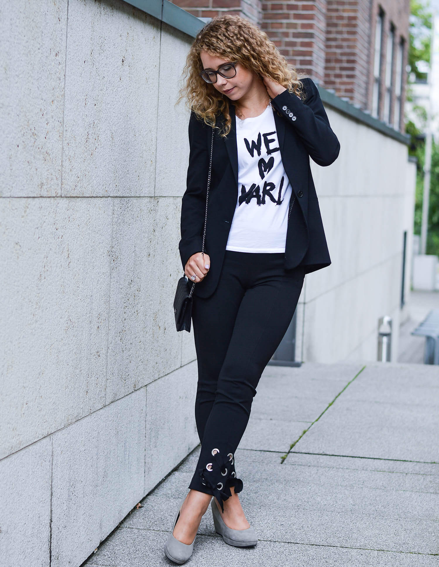 Kationette-fashionblog-nrw-Outfit-Black-and-White-Bow-Pants-Blazer-Lagerfeld-Shirt-streetstyle