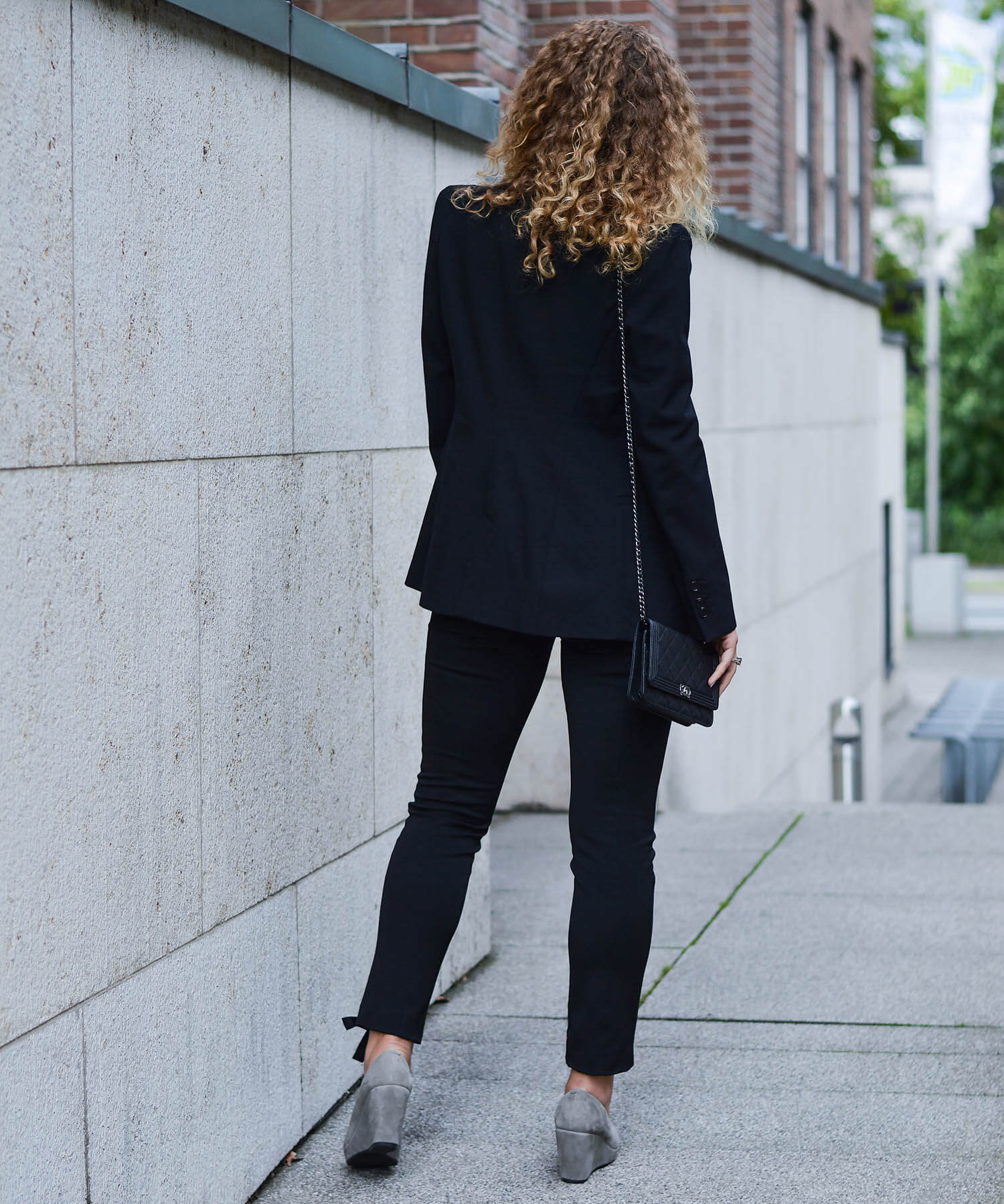 Kationette-fashionblog-nrw-Outfit-Black-and-White-Bow-Pants-Blazer-Lagerfeld-Shirt-streetstyle