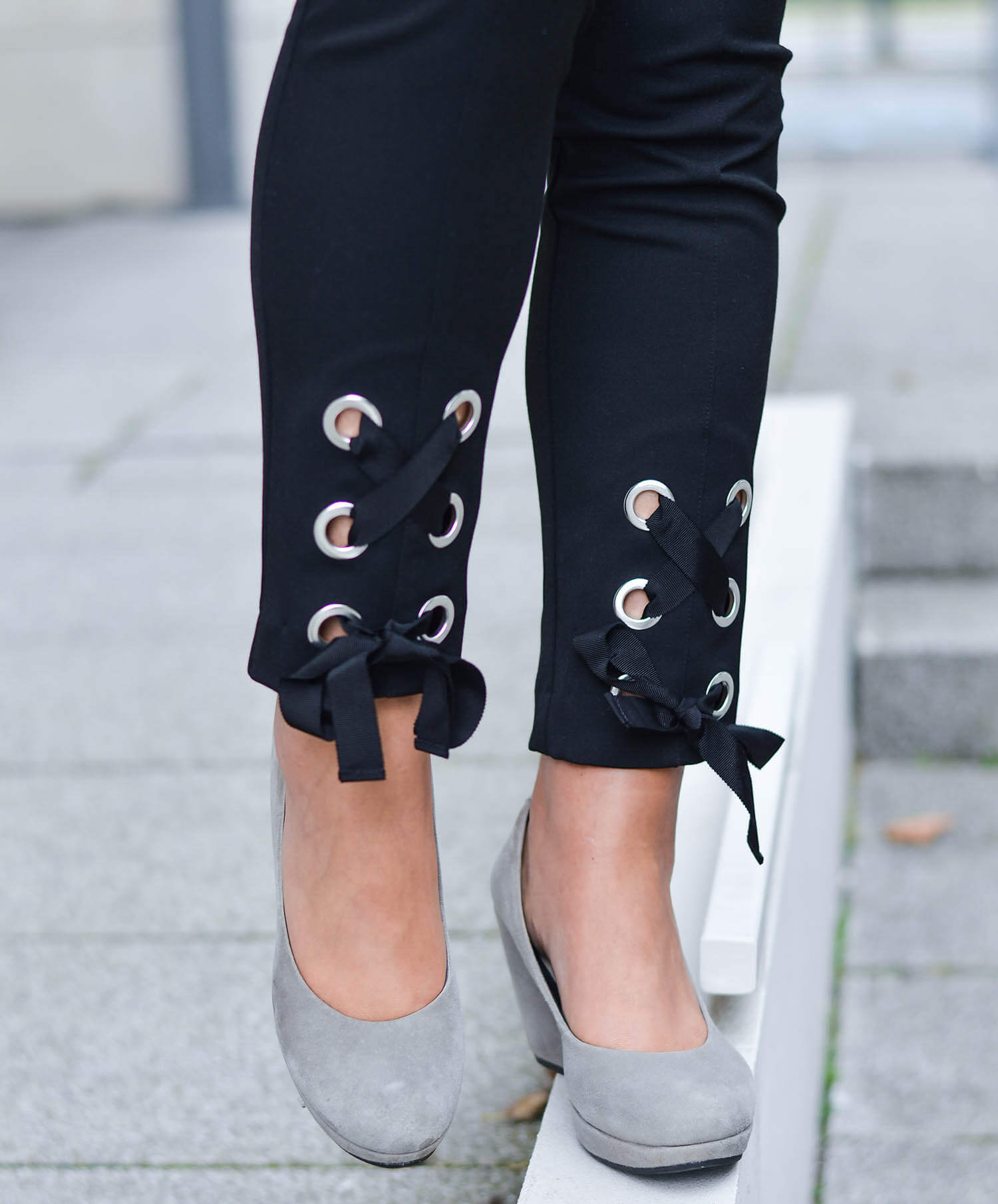 Kationette-fashionblog-nrw-Outfit-Black-and-White-Bow-Pants-Blazer-Lagerfeld-Shirt-streetstyle