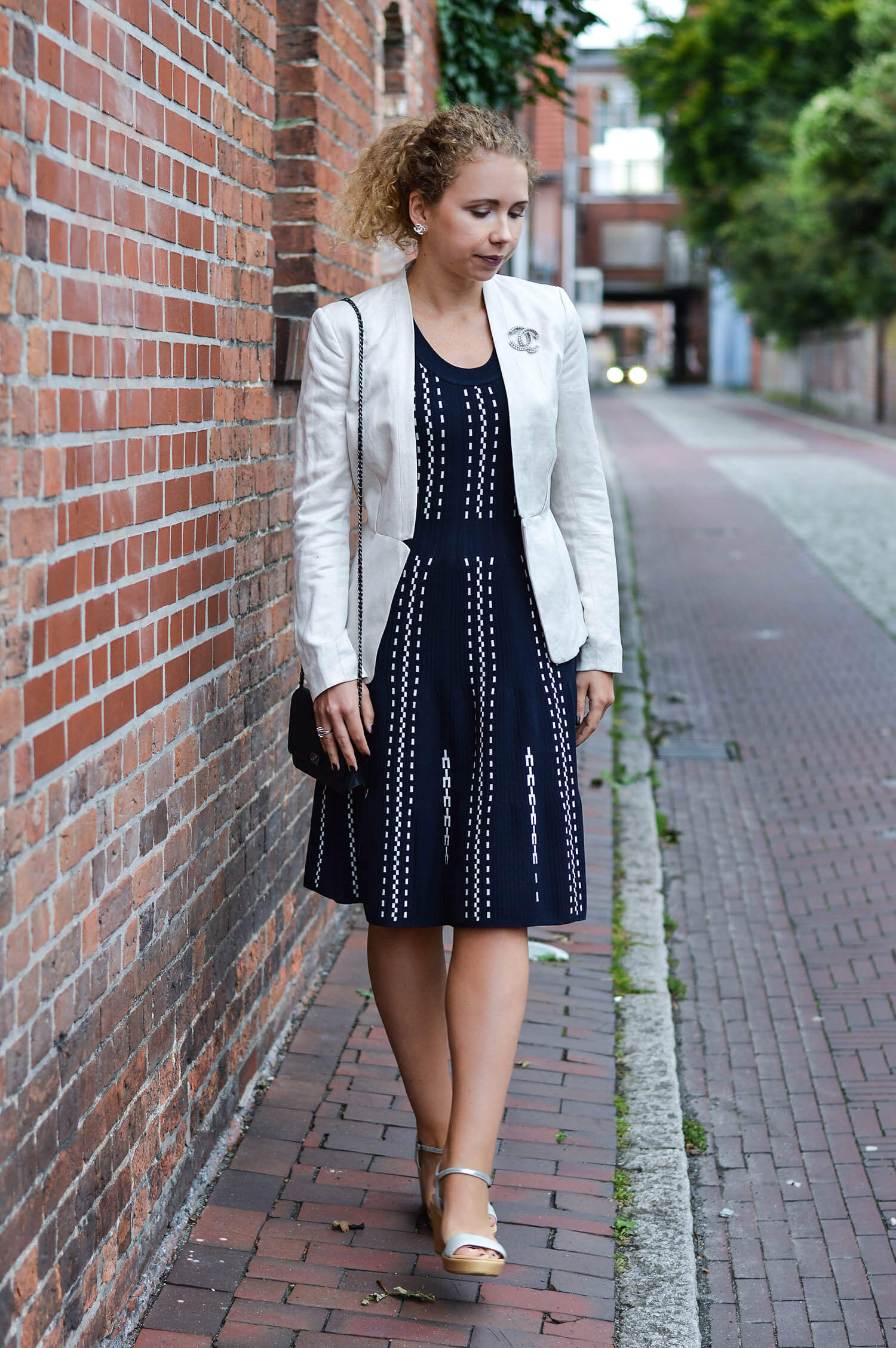 kationette-fashionblog-nrw-Outfit-Feminine-Knit-Dress-Blazer-Chanel-Wedges-ootd