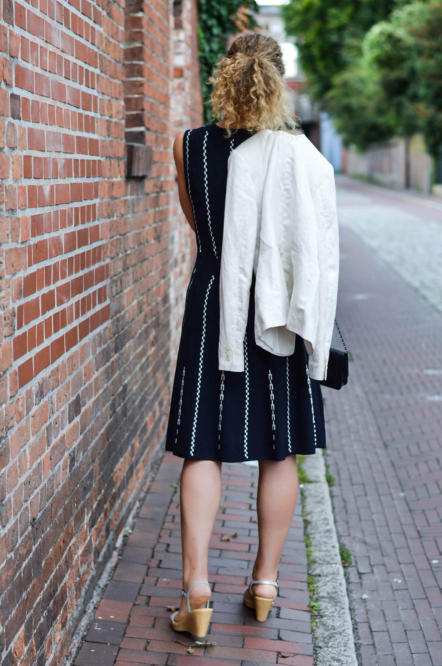 kationette-fashionblog-nrw-Outfit-Feminine-Knit-Dress-Blazer-Chanel-Wedges-ootd