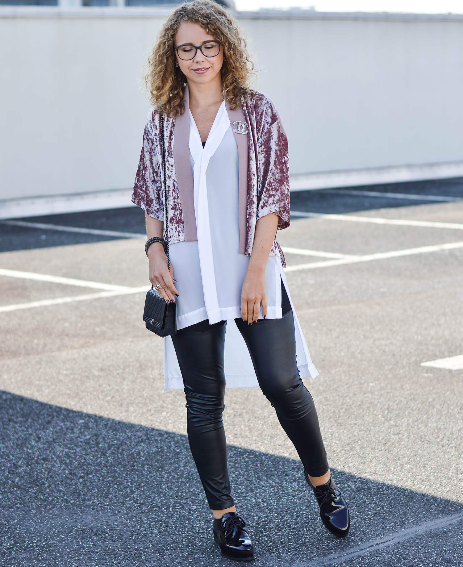 Kationette-fashionblog-nrw-Outfit-Tamaris-Platform-Shoes-Chanel-bag-Long-Blouse-and-Zara-Velvet-Jacket