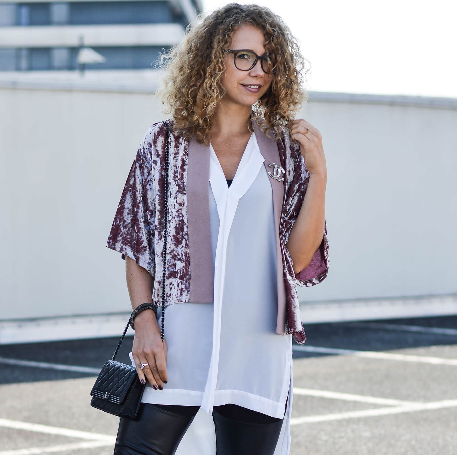 Kationette-fashionblog-nrw-Outfit-Tamaris-Platform-Shoes-Chanel-bag-Long-Blouse-and-Zara-Velvet-Jacket