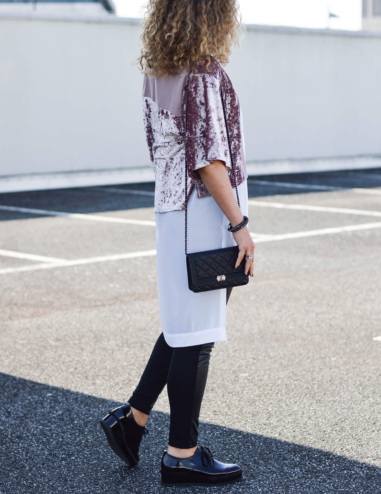 Kationette-fashionblog-nrw-Outfit-Tamaris-Platform-Shoes-Chanel-bag-Long-Blouse-and-Zara-Velvet-Jacket