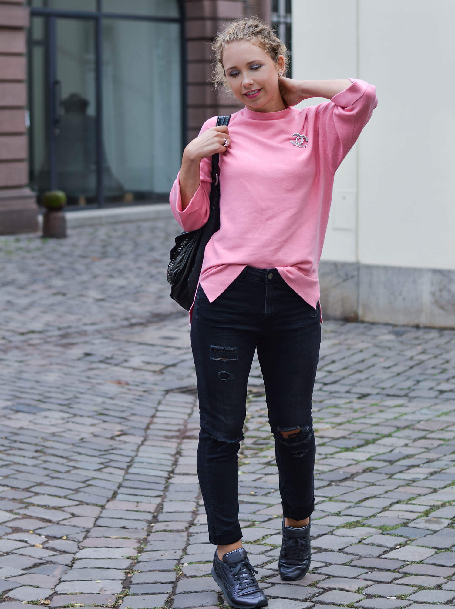 Kationette-fashionblog-nrw-Outfit-Casual-Weekend-Look-with-Pink-Sweater-Ripped-Jeans-Reebok-Sneaker