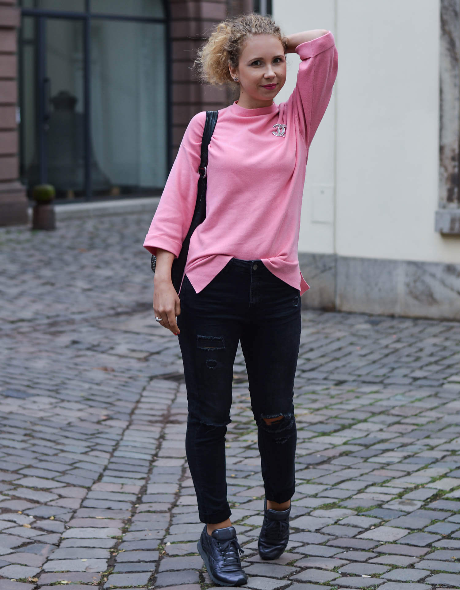 Kationette-fashionblog-nrw-Outfit-Casual-Weekend-Look-with-Pink-Sweater-Ripped-Jeans-Reebok-Sneaker