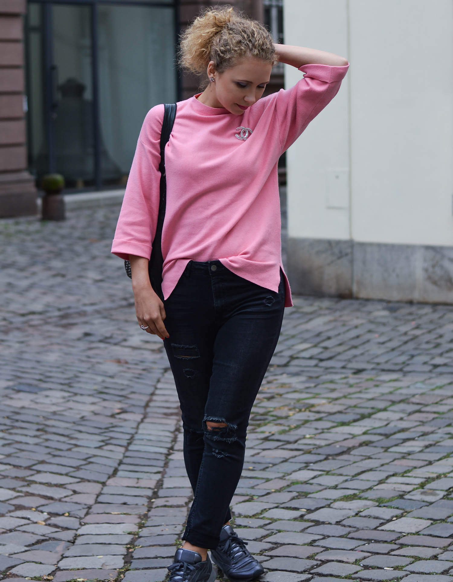 Kationette-fashionblog-nrw-Outfit-Casual-Weekend-Look-with-Pink-Sweater-Ripped-Jeans-Reebok-Sneaker