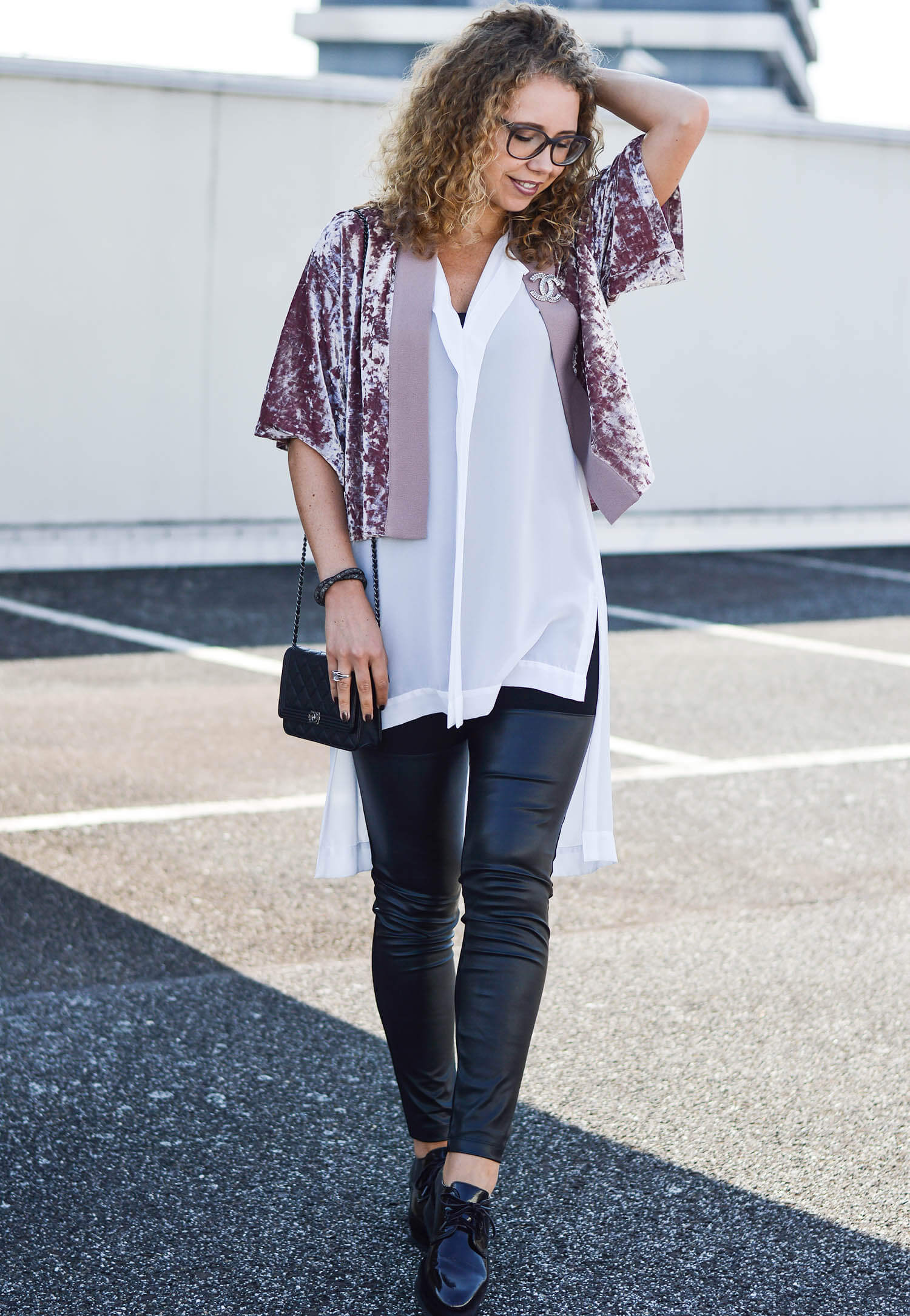 Kationette-fashionblog-nrw-Outfit-Tamaris-Platform-Shoes-Chanel-bag-Long-Blouse-and-Zara-Velvet-Jacket