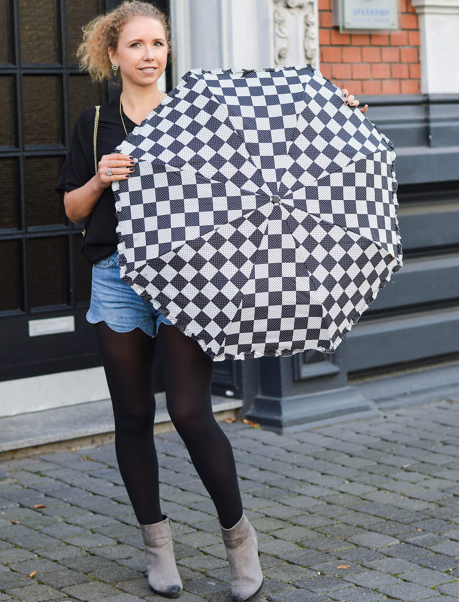 Kationette-fashionblog-nrw-Outfit-Denim-Hotpants-Black-Blouse-Furla-and-new-Pocket-Umbrella-from-Zest