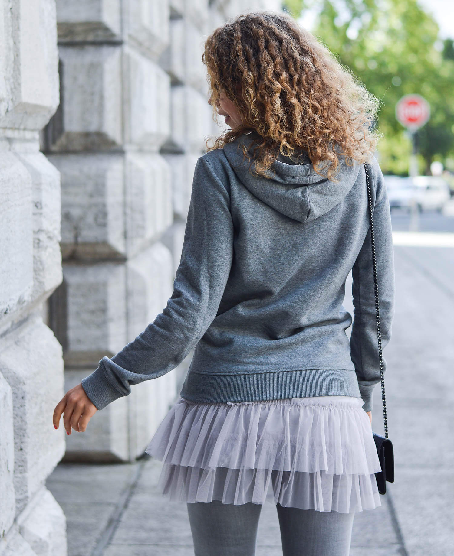 Kationette-fashionblog-nrw-Outfit-Allgrey-with-Carrie-Bradshaw-SATC-Tulle-Skirt-Statement-Hoodie-Chanel-Wedges