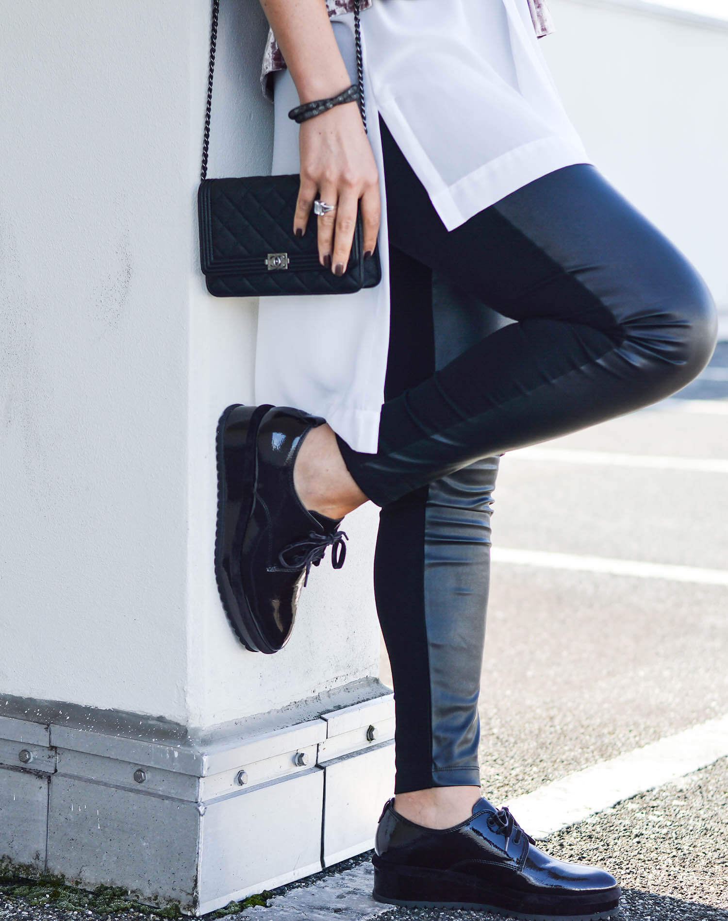 Kationette-fashionblog-nrw-Outfit-Tamaris-Platform-Shoes-Chanel-bag-Long-Blouse-and-Zara-Velvet-Jacket