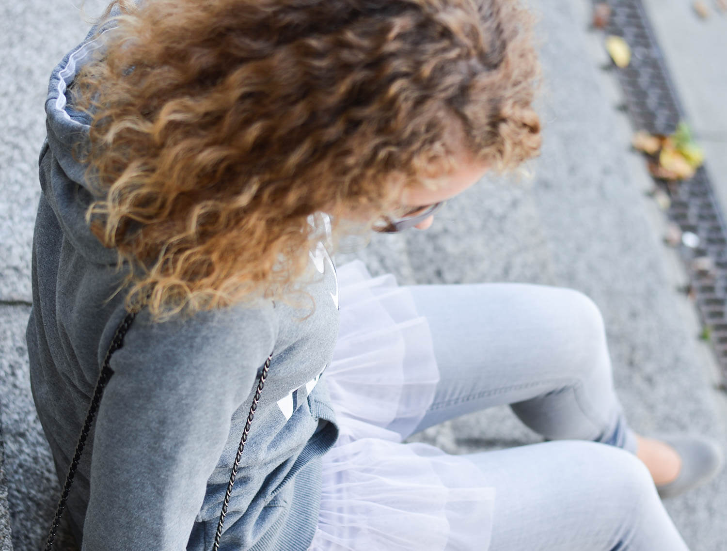 Kationette-fashionblog-nrw-Outfit-Allgrey-with-Carrie-Bradshaw-SATC-Tulle-Skirt-Statement-Hoodie-Chanel-Wedges