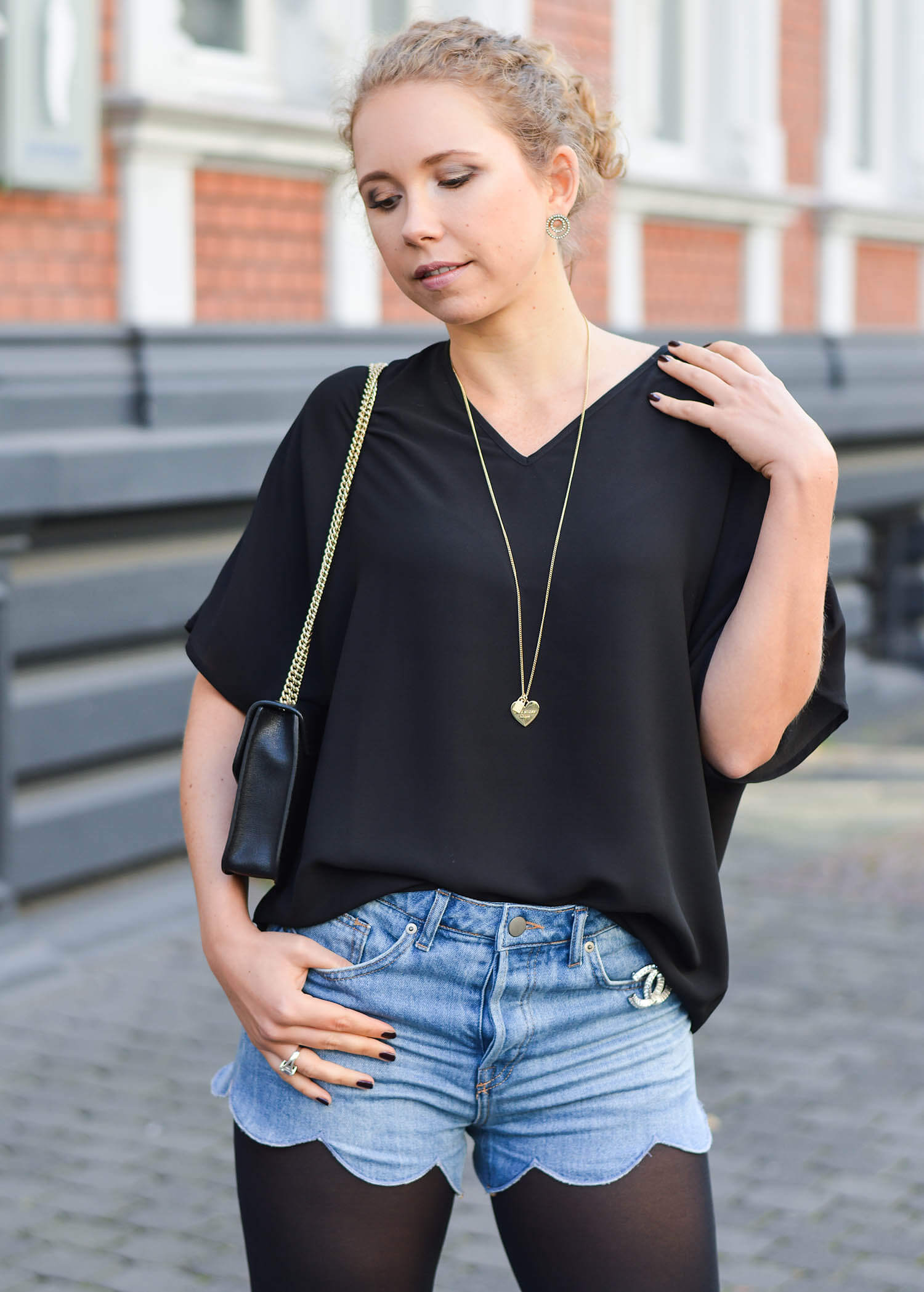 Kationette-fashionblog-nrw-Outfit-Denim-Hotpants-Black-Blouse-Furla-and-new-Pocket-Umbrella-from-Zest