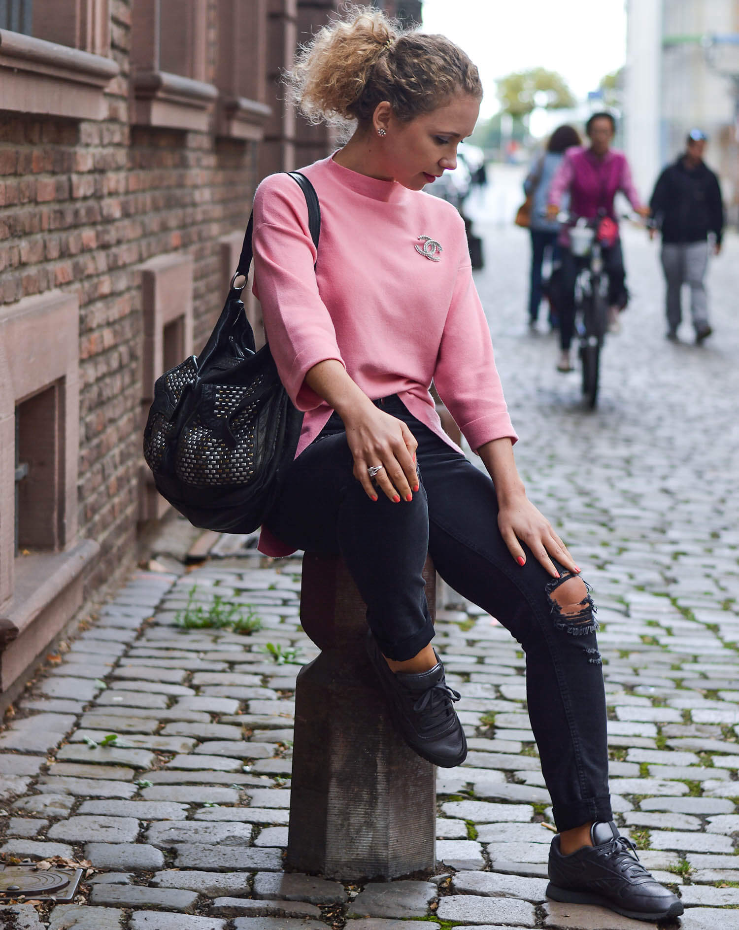 Kationette-fashionblog-nrw-Outfit-Casual-Weekend-Look-with-Pink-Sweater-Ripped-Jeans-Reebok-Sneaker