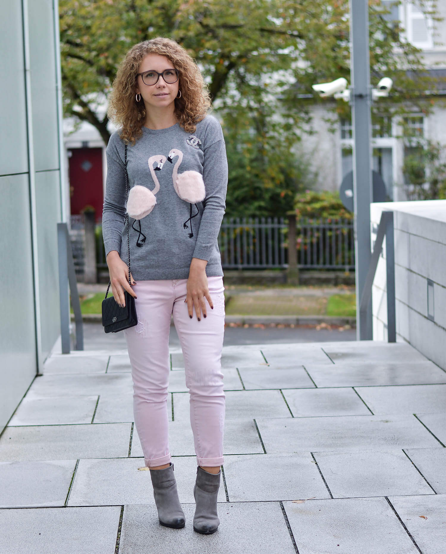 Kationette-fashionblog-nrw-Outfit-Pale-pink-and-grey-with-Flamingo-Sweater-and-Chanel-streetstyle