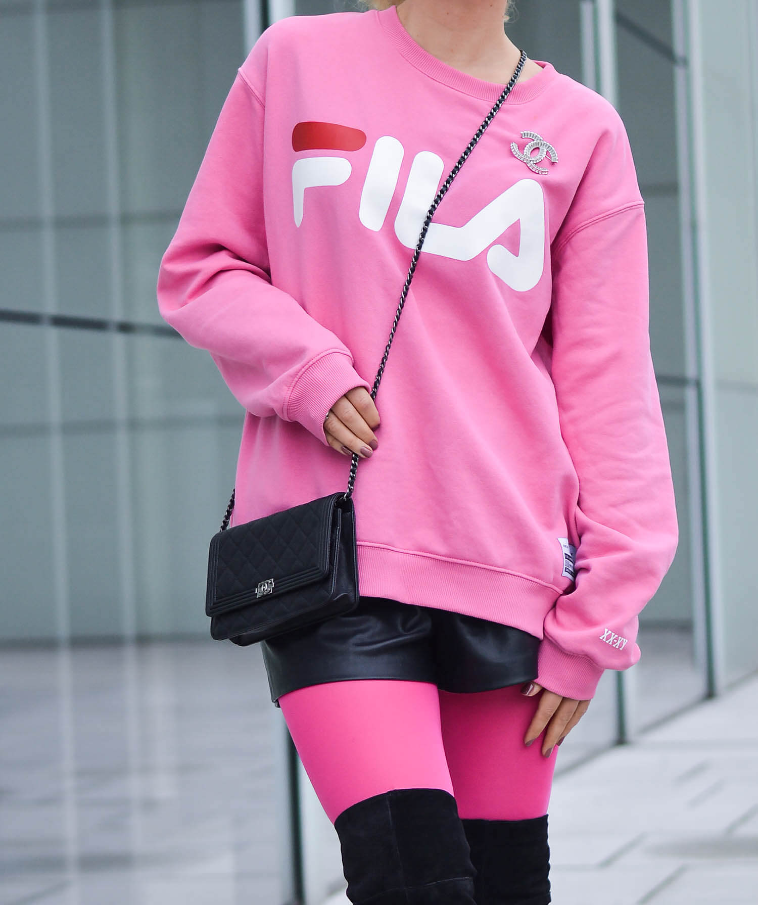 Kationette-fashionblogger-nrw-Outfit-90s-Comeback-with-Pink-Logo-Sweater-Neon-Tights-and-Overknees-chanel