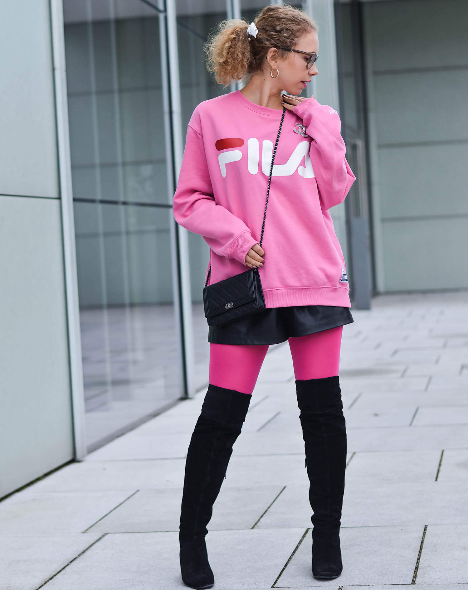 Kationette-fashionblogger-nrw-Outfit-90s-Comeback-with-Pink-Logo-Sweater-Neon-Tights-and-Overknees-chanel