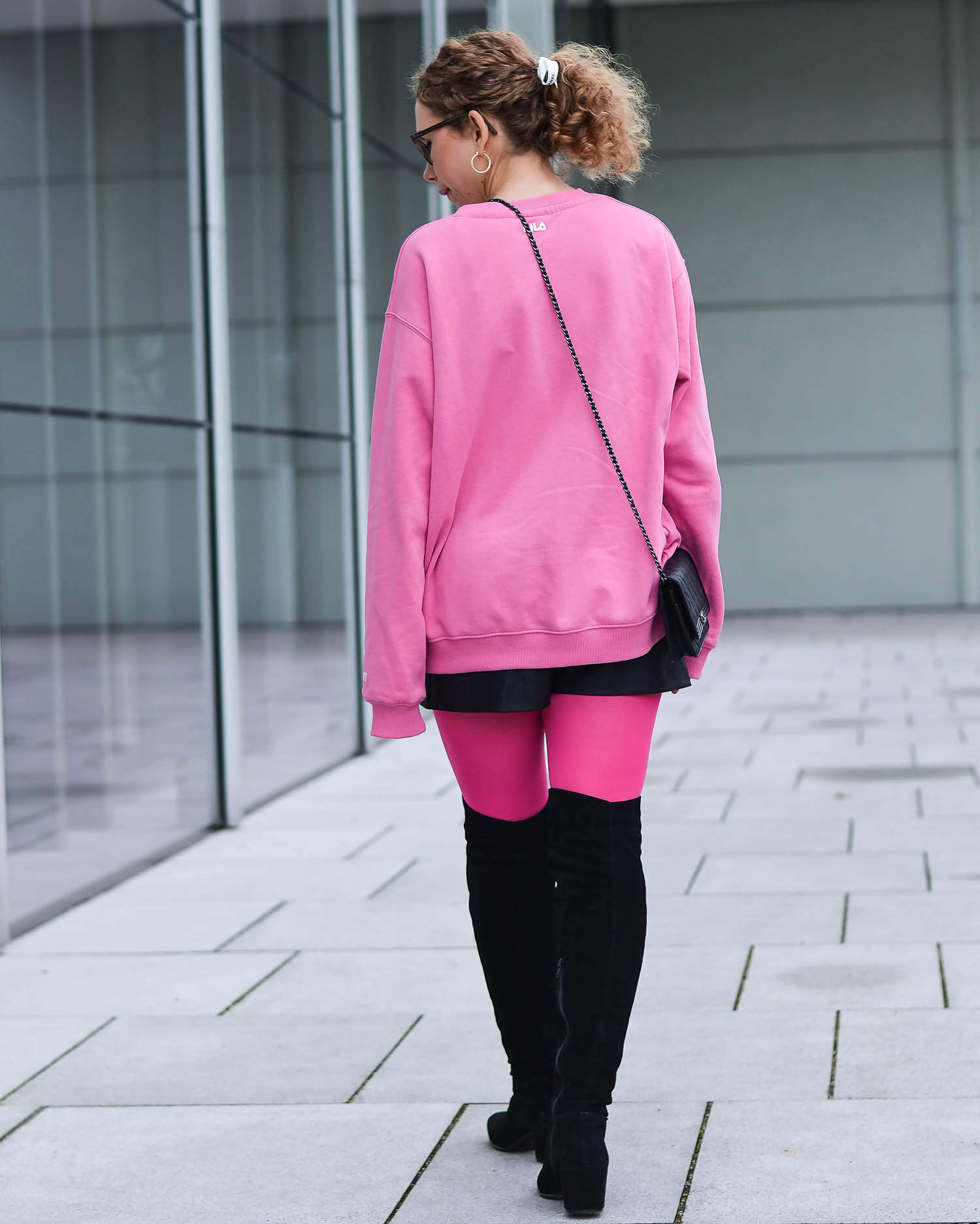 Kationette-fashionblogger-nrw-Outfit-90s-Comeback-with-Pink-Logo-Sweater-Neon-Tights-and-Overknees-chanel