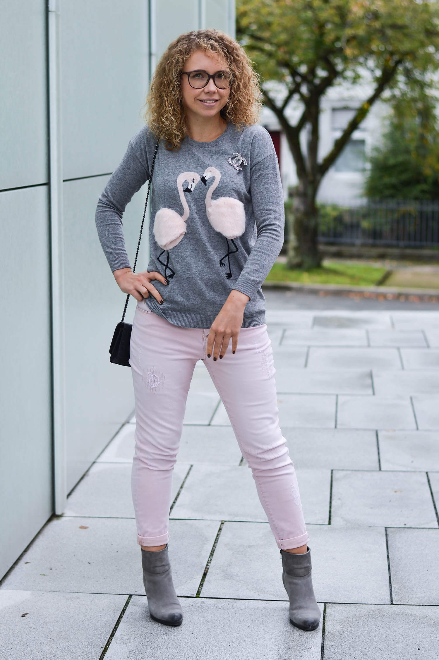 Kationette-fashionblog-nrw-Outfit-Pale-pink-and-grey-with-Flamingo-Sweater-and-Chanel-streetstyle