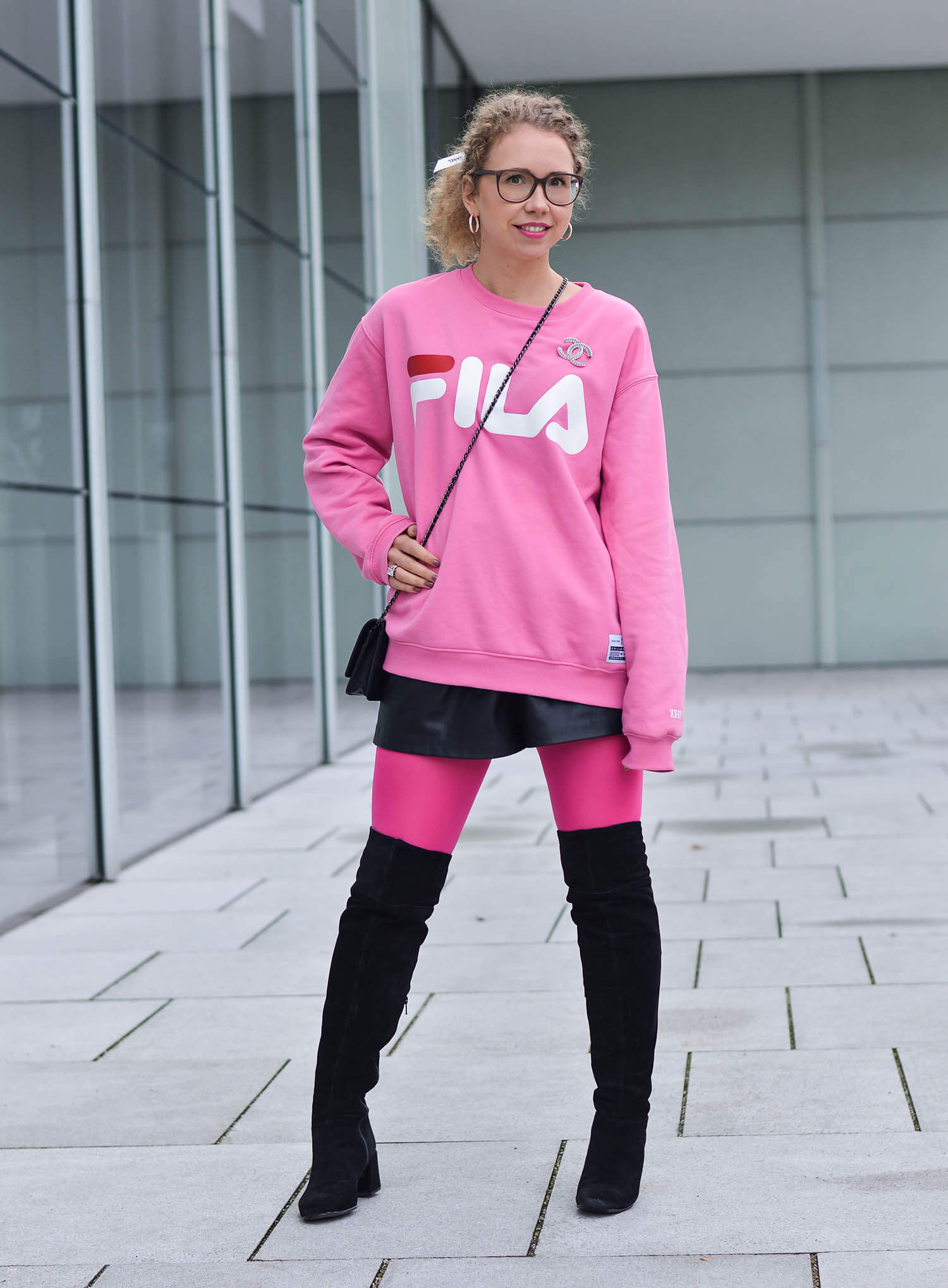 Kationette-fashionblogger-nrw-Outfit-90s-Comeback-with-Pink-Logo-Sweater-Neon-Tights-and-Overknees-chanel