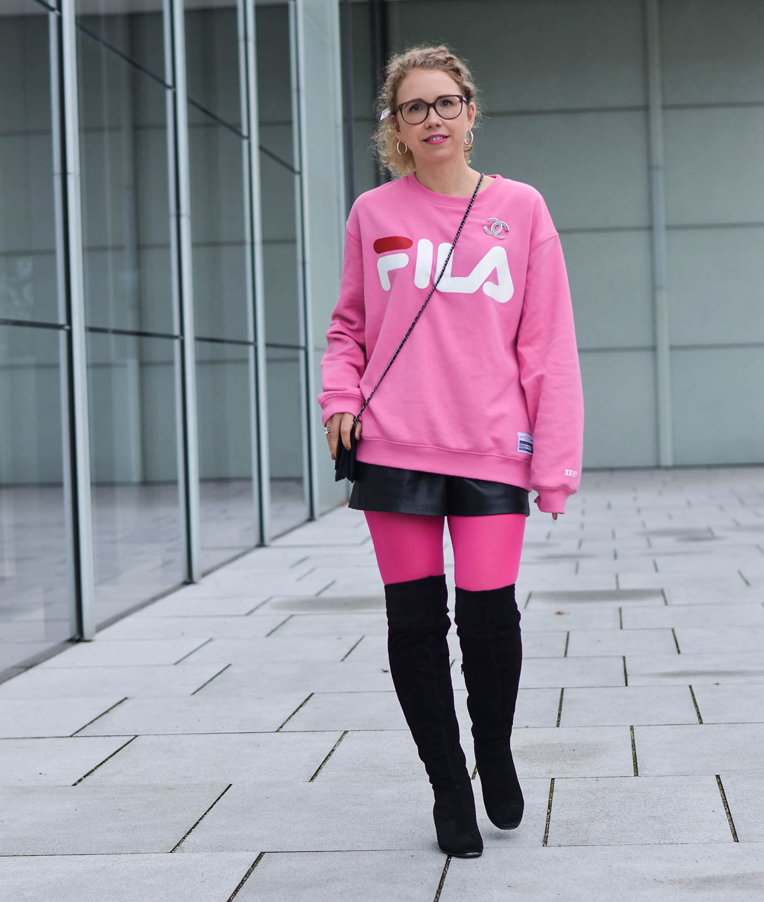 Kationette-fashionblogger-nrw-Outfit-90s-Comeback-with-Pink-Logo-Sweater-Neon-Tights-and-Overknees-chanel