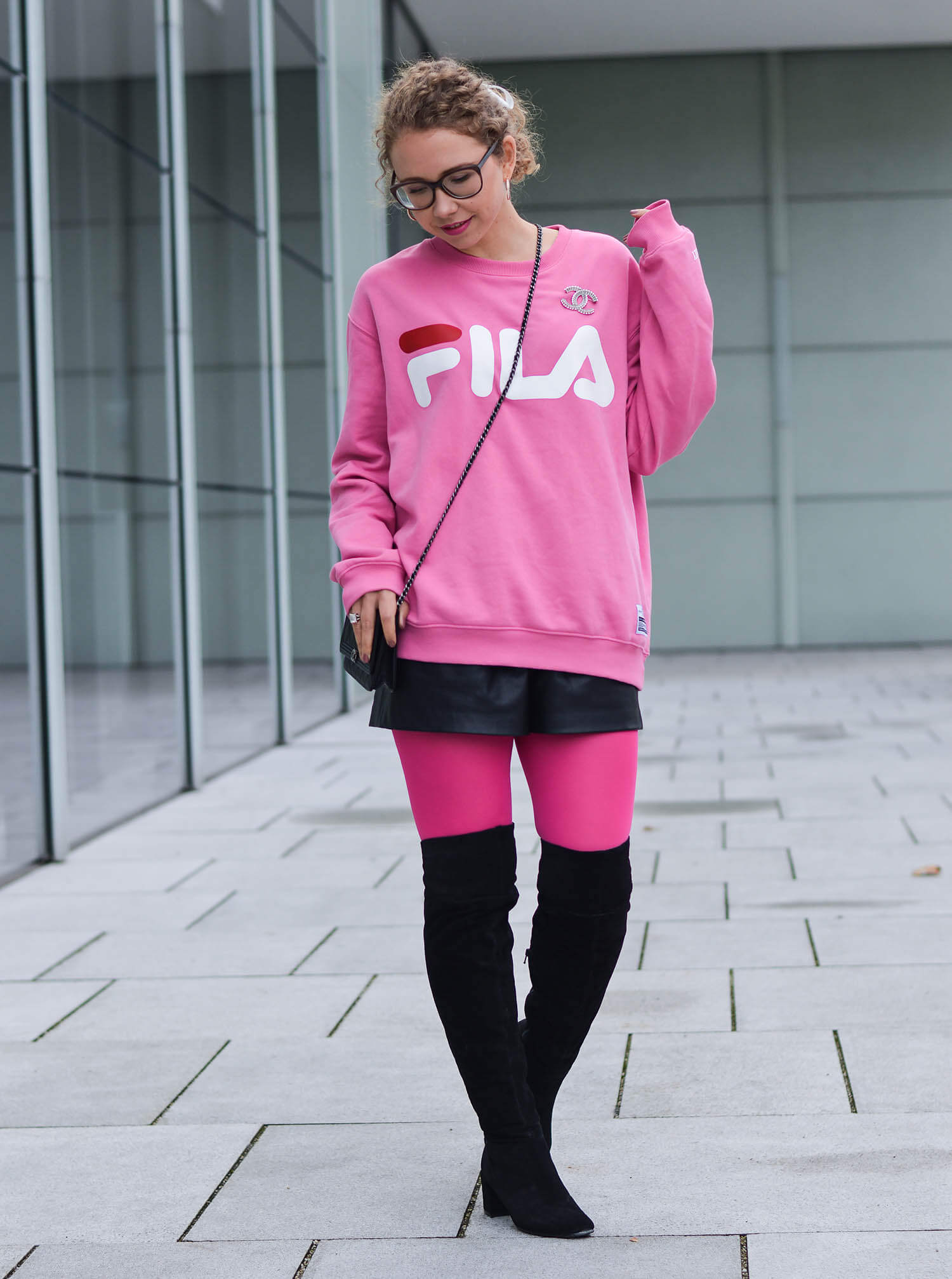 Kationette-fashionblogger-nrw-Outfit-90s-Comeback-with-Pink-Logo-Sweater-Neon-Tights-and-Overknees-chanel