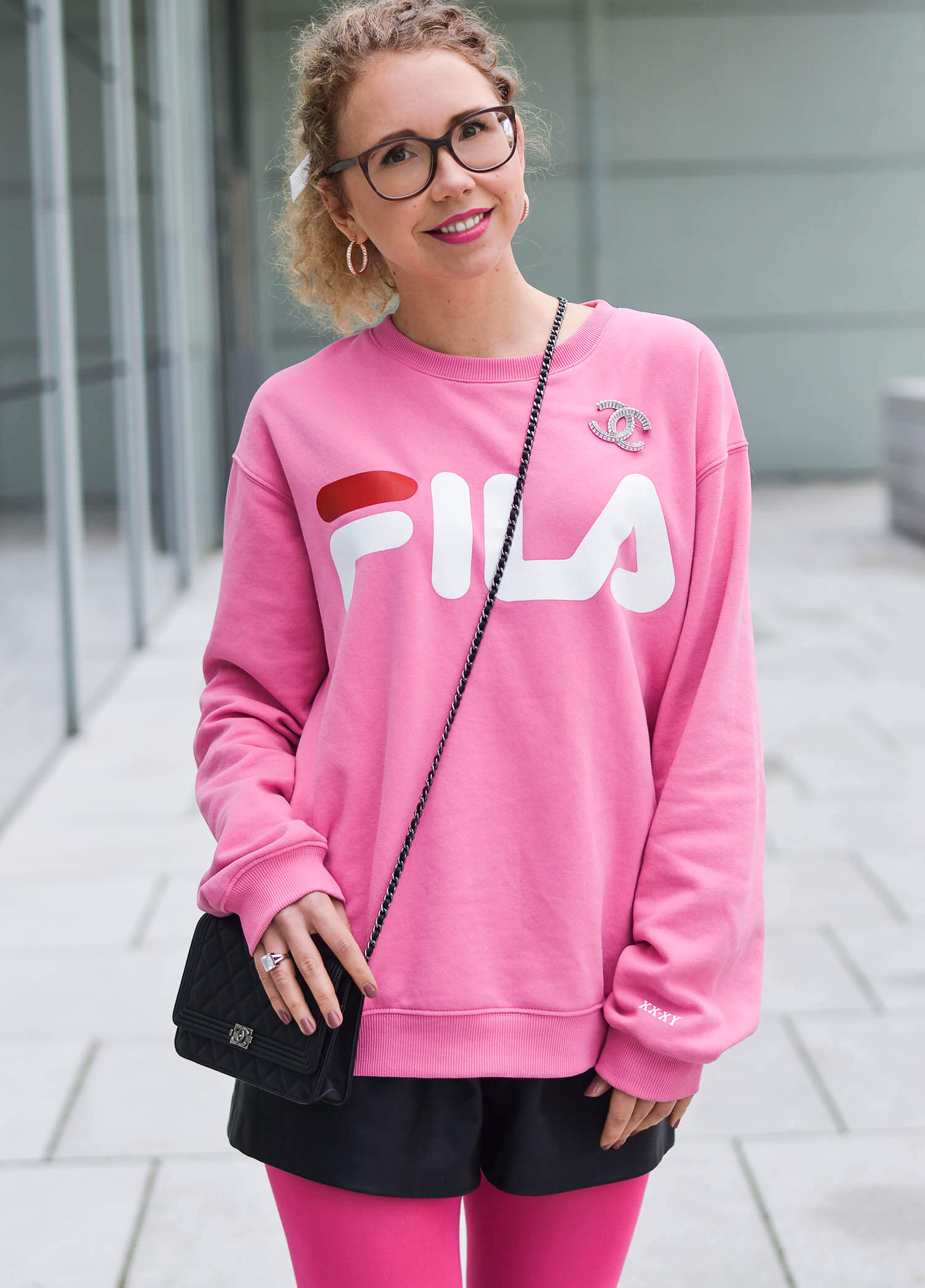 Kationette-fashionblogger-nrw-Outfit-90s-Comeback-with-Pink-Logo-Sweater-Neon-Tights-and-Overknees-chanel