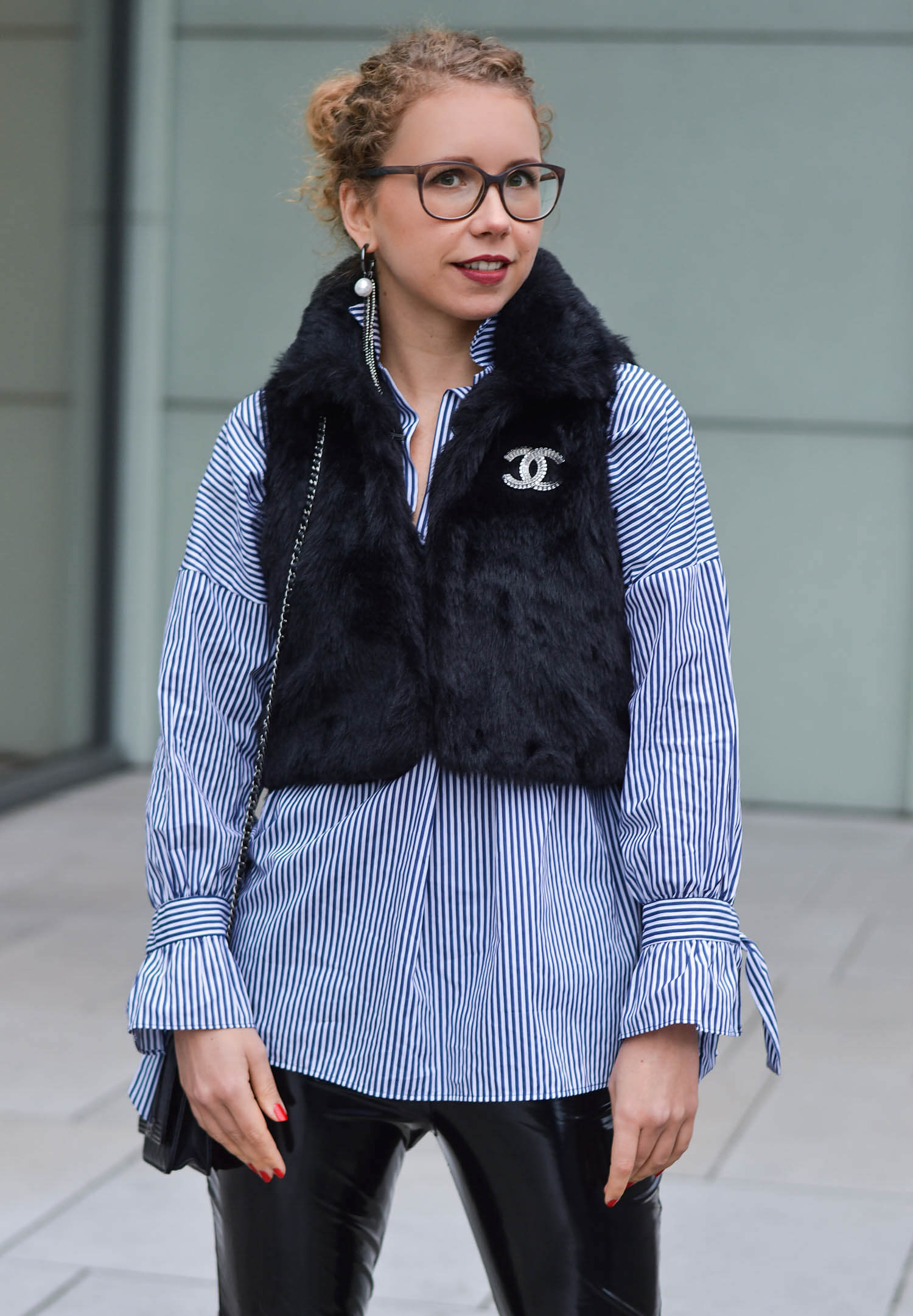 Kationette-fashionblogger-nrw-Outfit-Woolcoat-Striped-Blouse-Fake-Fur-Vest-and-Vinyl-Pants