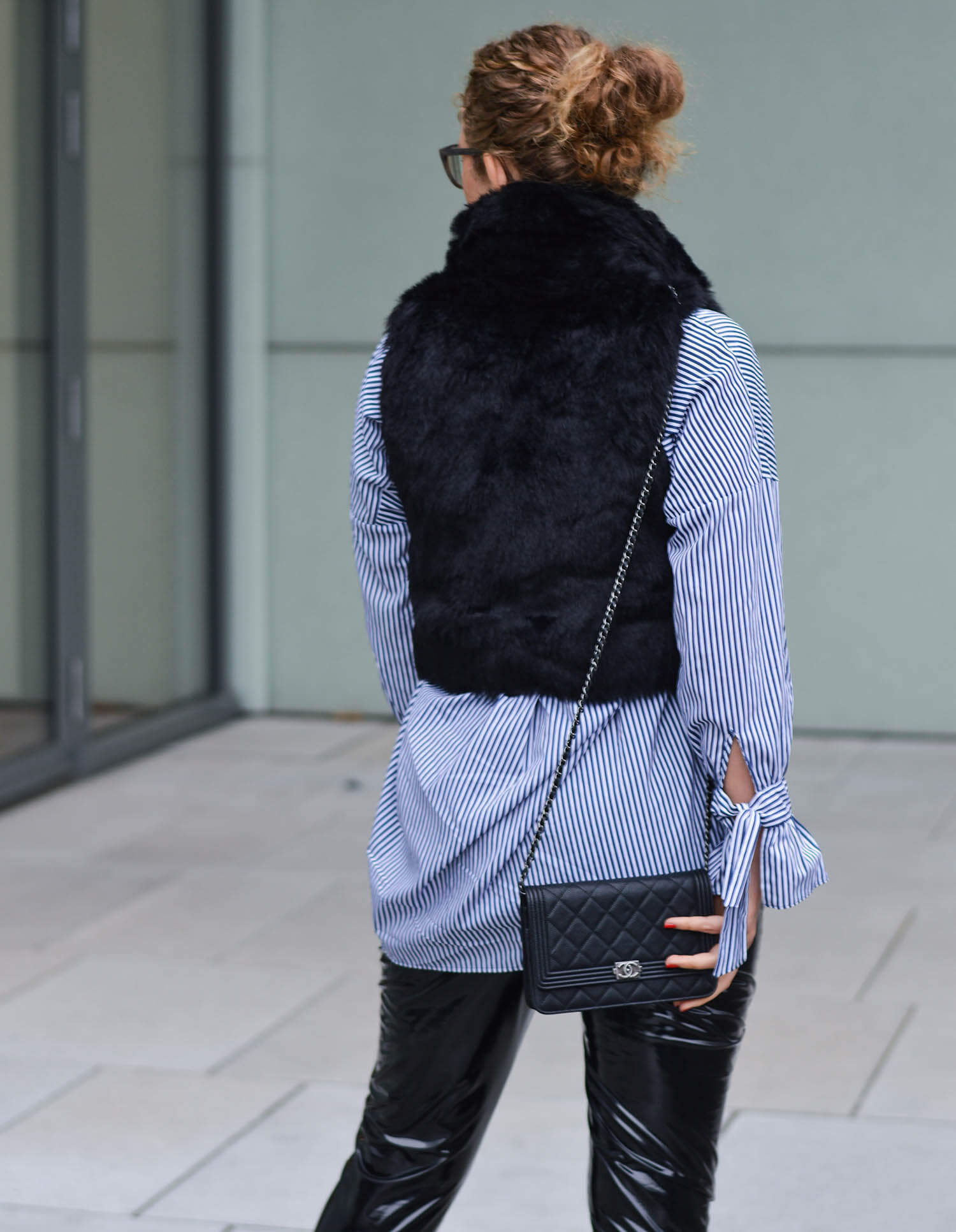 Kationette-fashionblogger-nrw-Outfit-Woolcoat-Striped-Blouse-Fake-Fur-Vest-and-Vinyl-Pants
