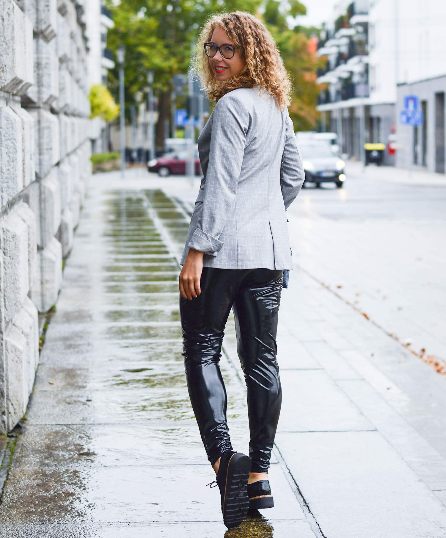 Kationette-fashionblog-nrw-Outfit-Glencheck-Blazer-Vinyl-Pants-Coccinelle-Bag-streetstyle