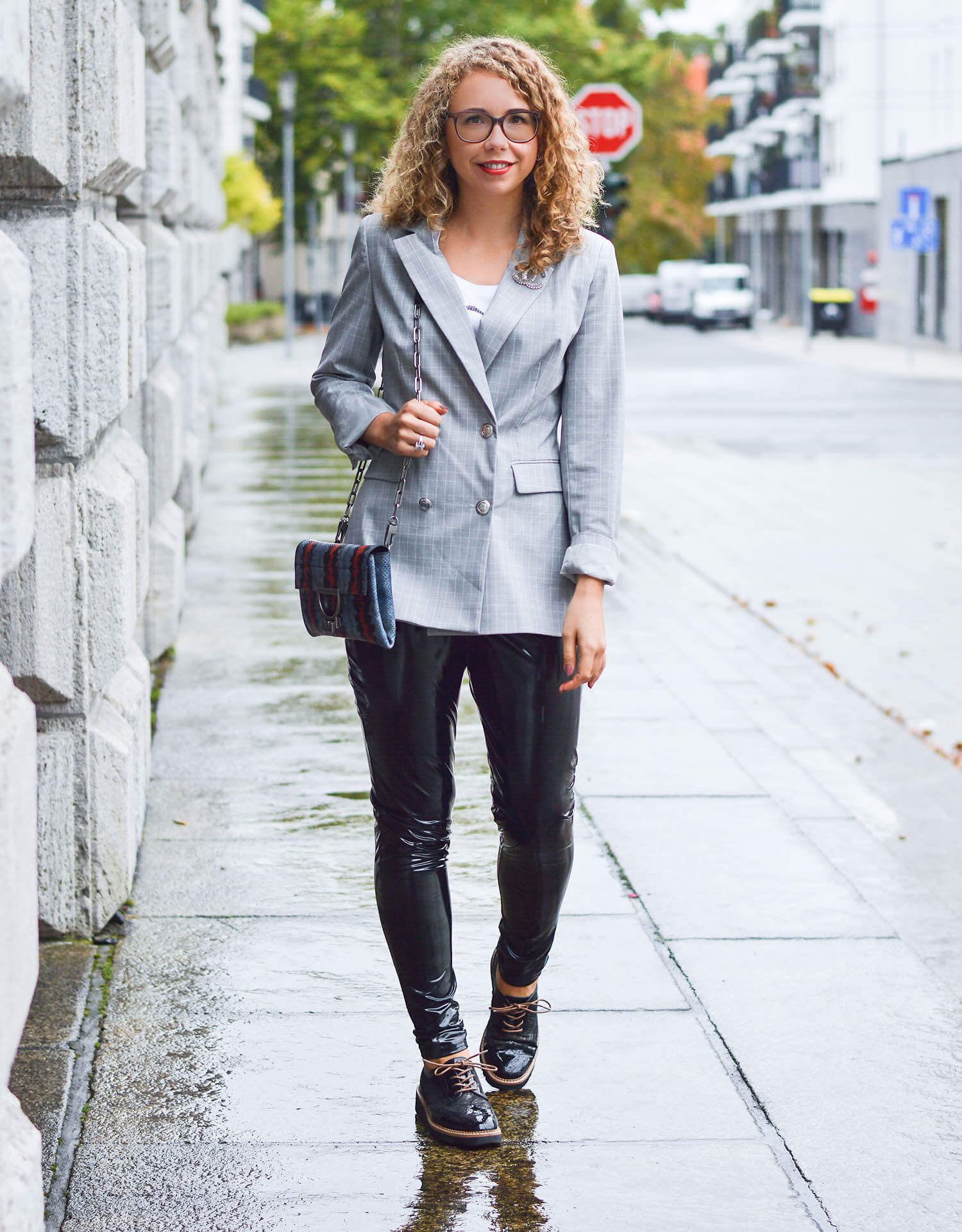 Kationette-fashionblog-nrw-Outfit-Glencheck-Blazer-Vinyl-Pants-Coccinelle-Bag-streetstyle