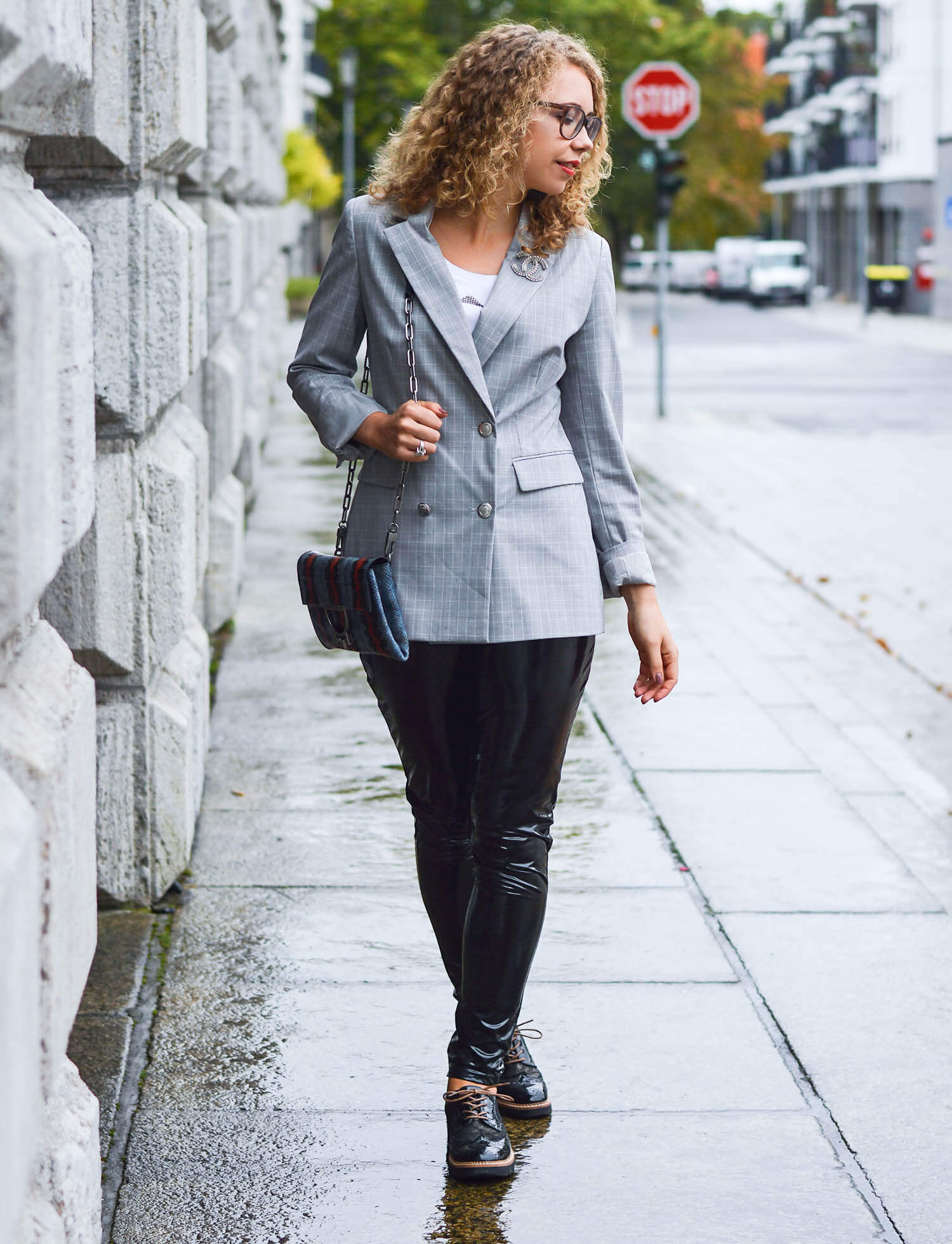 Kationette-fashionblog-nrw-Outfit-Glencheck-Blazer-Vinyl-Pants-Coccinelle-Bag-streetstyle