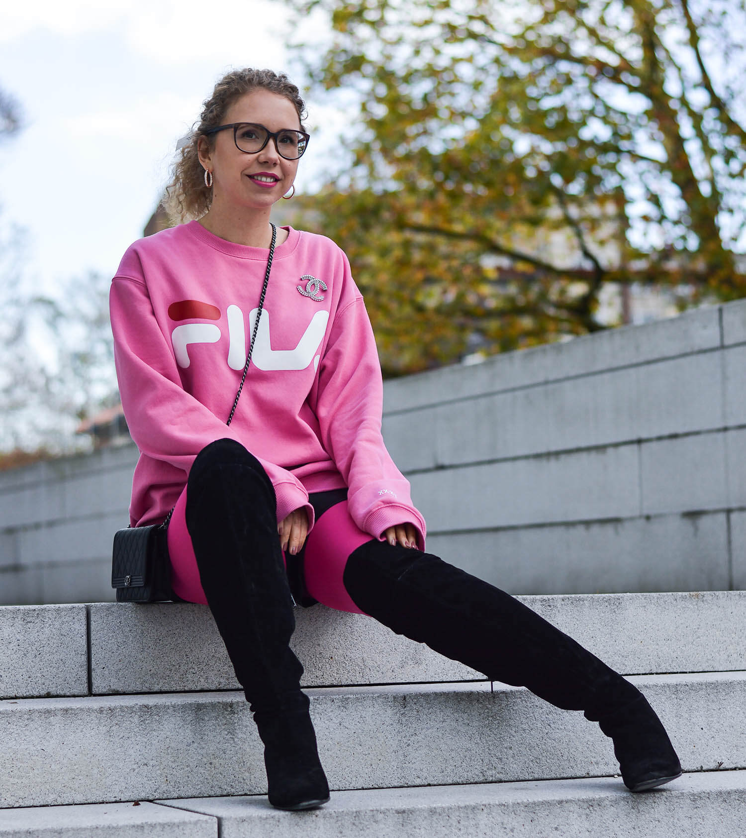 Kationette-fashionblogger-nrw-Outfit-90s-Comeback-with-Pink-Logo-Sweater-Neon-Tights-and-Overknees-chanel