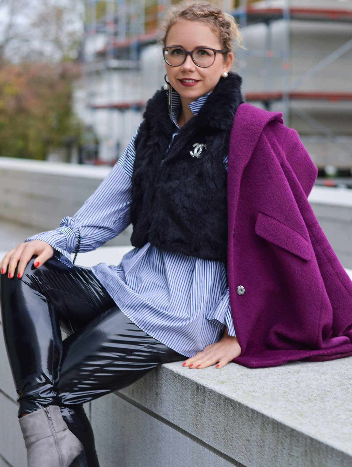 Kationette-fashionblogger-nrw-Outfit-Woolcoat-Striped-Blouse-Fake-Fur-Vest-and-Vinyl-Pants