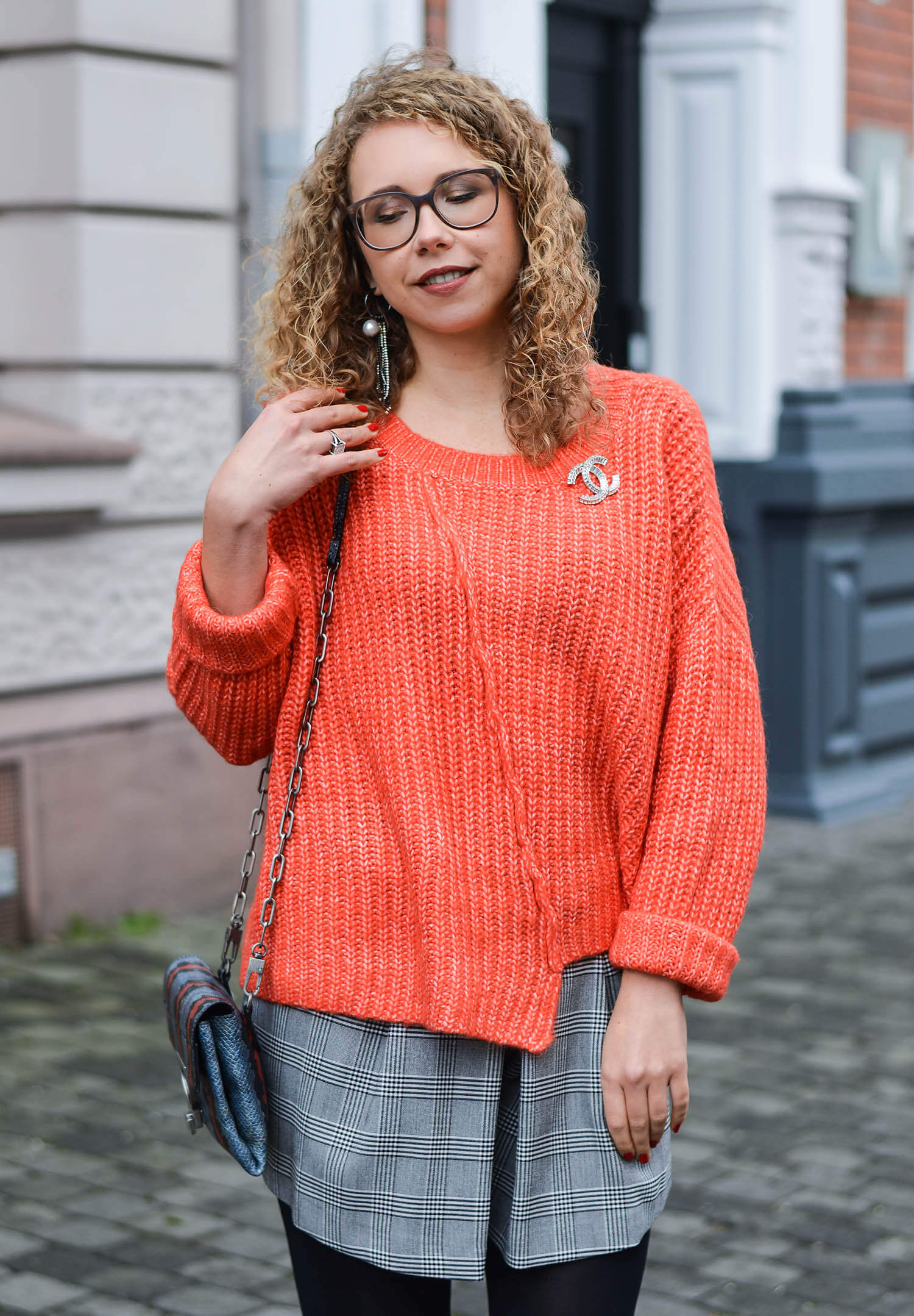 Kationette-fashionblogger-nrw-Outfit-Zara-Glencheck-Skort-Red-Wool-Sweater-and-Tamaris-Sock-Boots