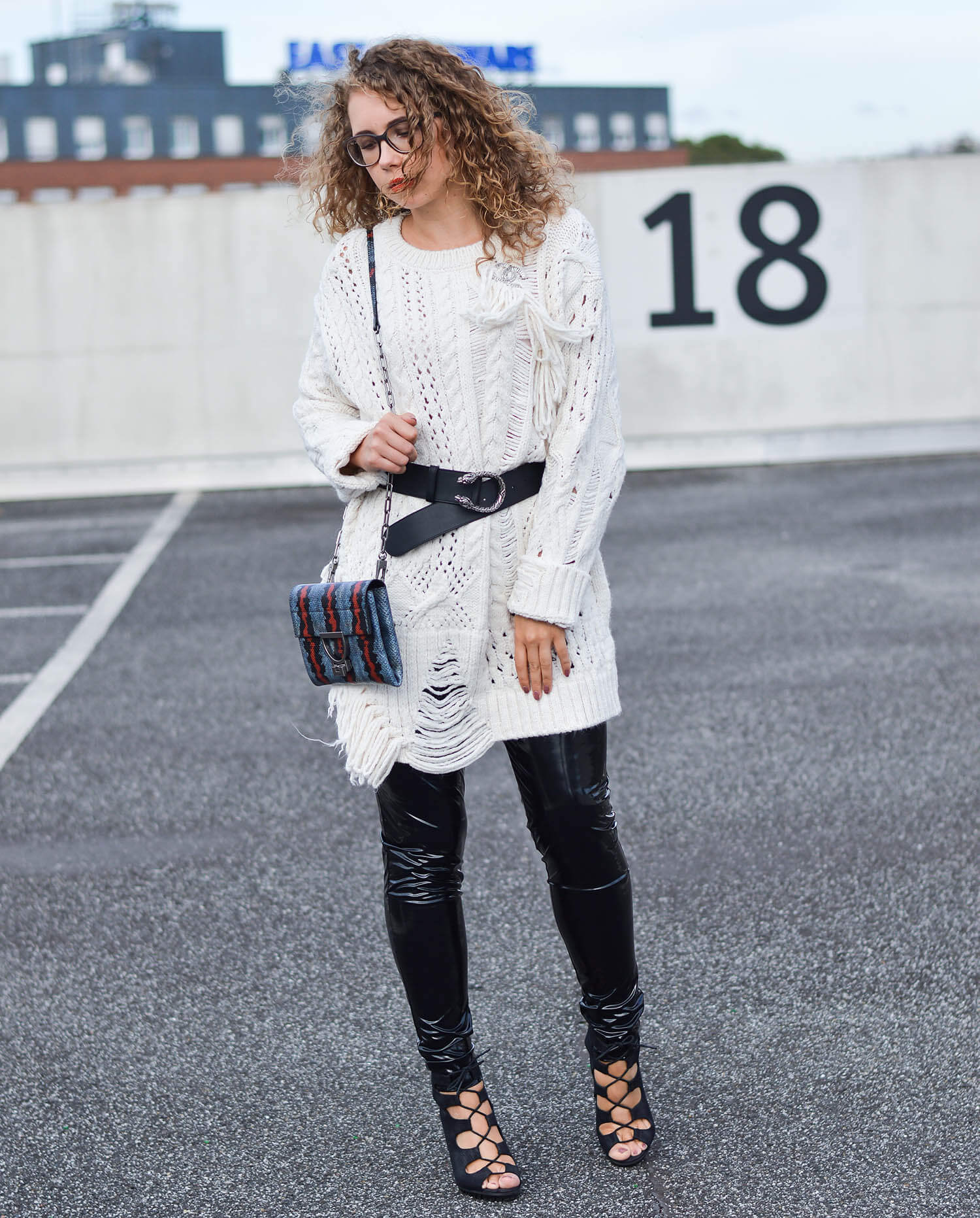 kationette-fashionblogger-nrw-Outfit-Vinyl-Pants-oversized-Zara-Knit-Coccinelle-Bag-and-Gucci-Belt